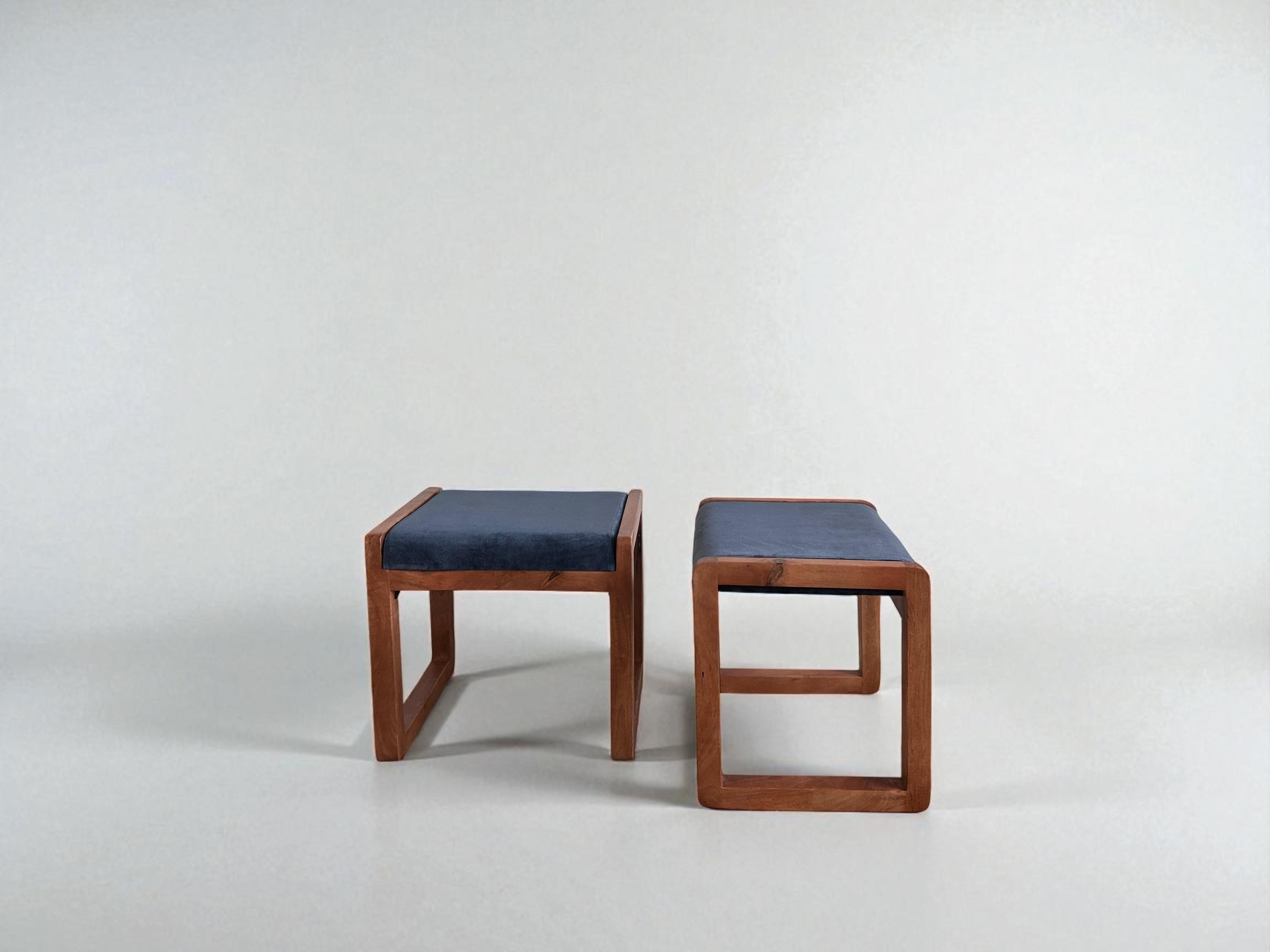 Paire de tabourets postmodernes. Structure sculpturale en bois massif et sièges rembourrés bleu foncé. La base rectangulaire ouverte crée un sentiment de légèreté et de structure, rendant ces pièces fonctionnelles en tant que sièges, tables