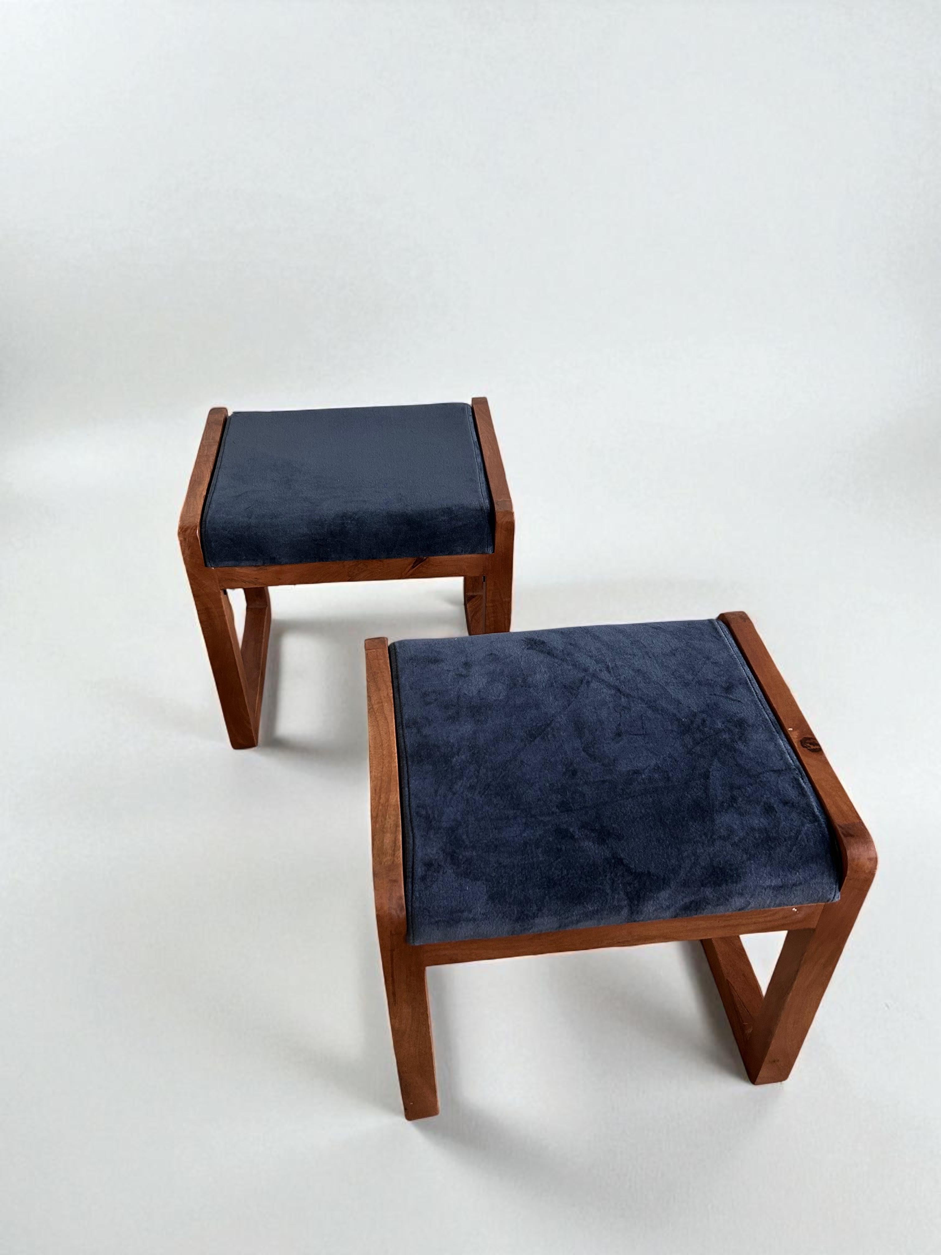 Postmoderne Paire de poufs post-modernes en bois et bleu en vente