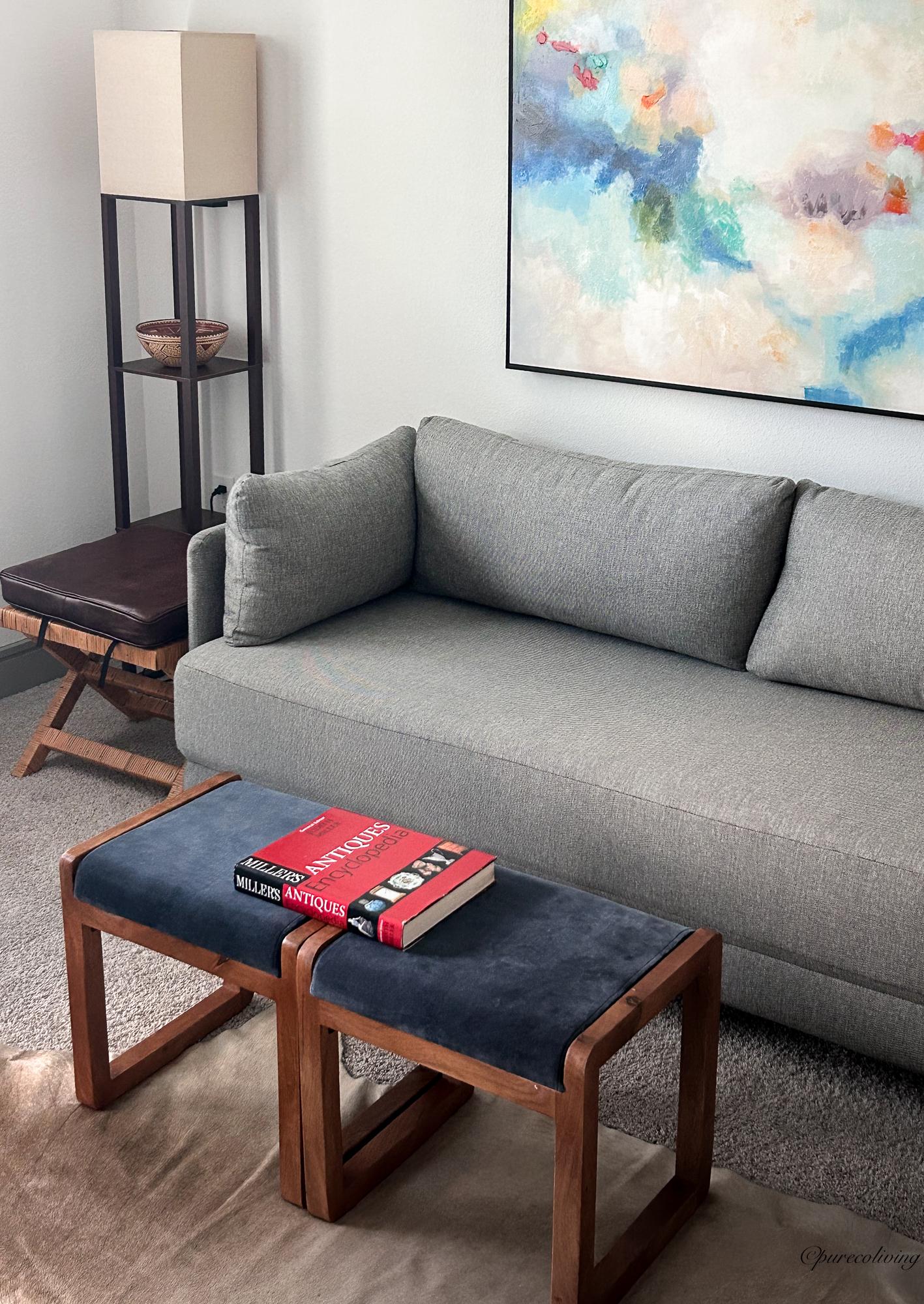 Américain Paire de poufs post-modernes en bois et bleu en vente