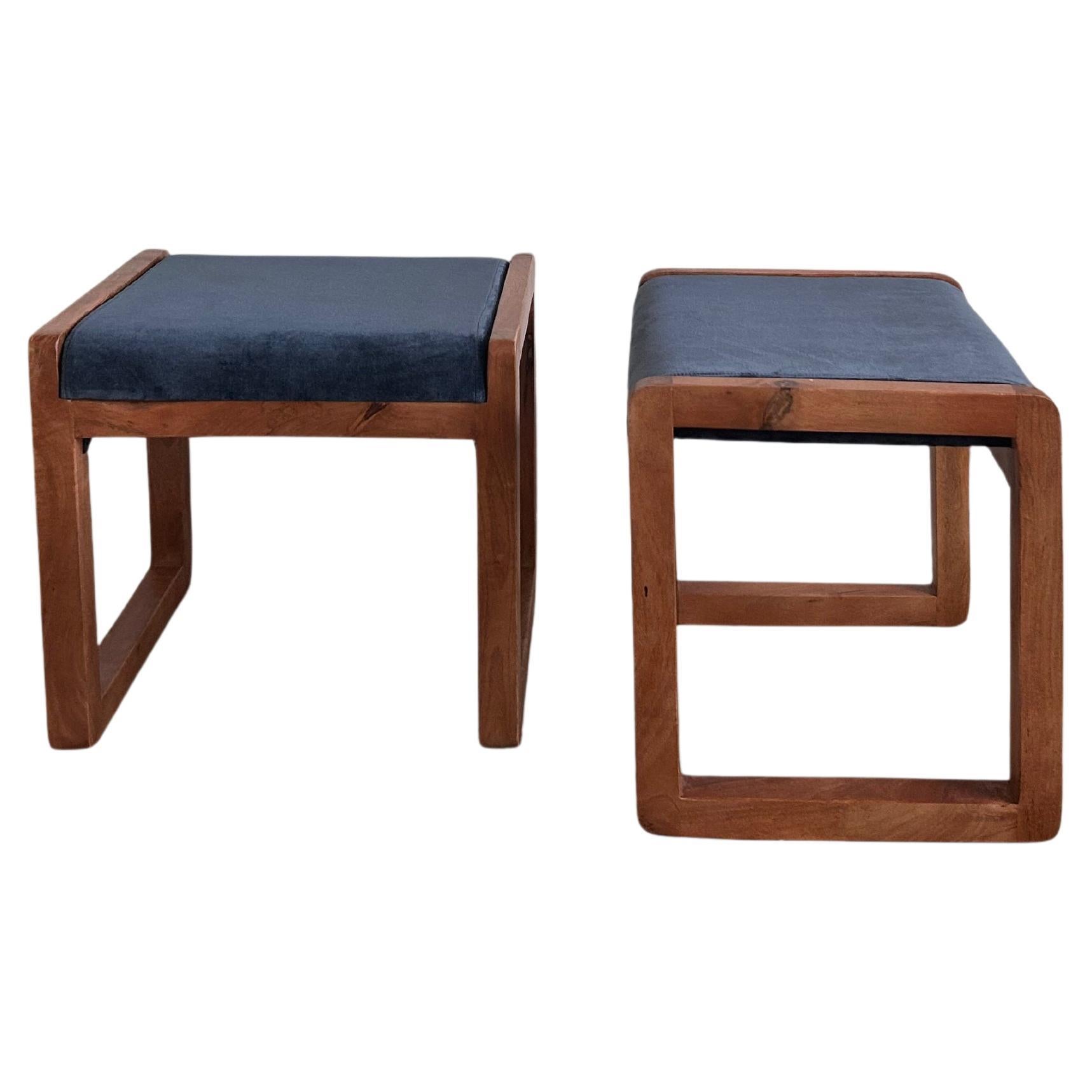 Paire de poufs post-modernes en bois et bleu