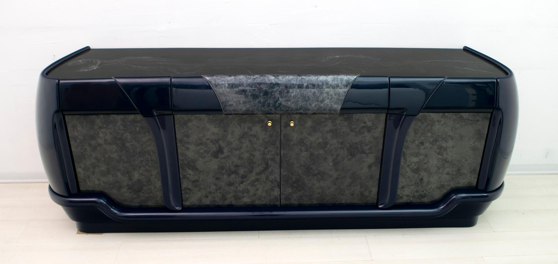 Postmodern sideboard with mirror, produced by the Italian company DBM, in wood and resin, lacquered in dark blue, with briar effects and black marble top with white veins.

Size: mirror height 124 cm.