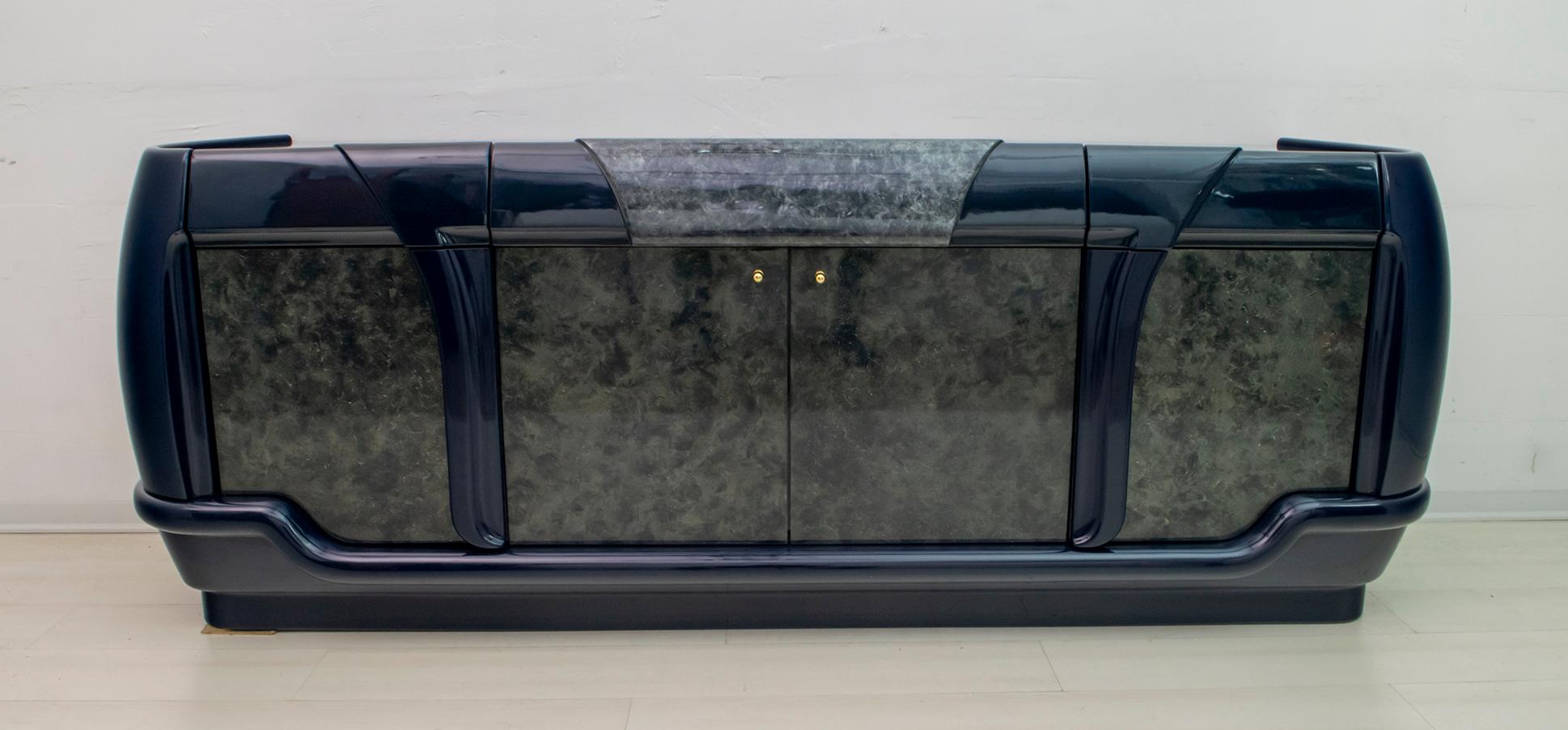 Laccato Credenza postmoderna in lacca blu e marmo nero di DBM, Italia, anni '80 in vendita