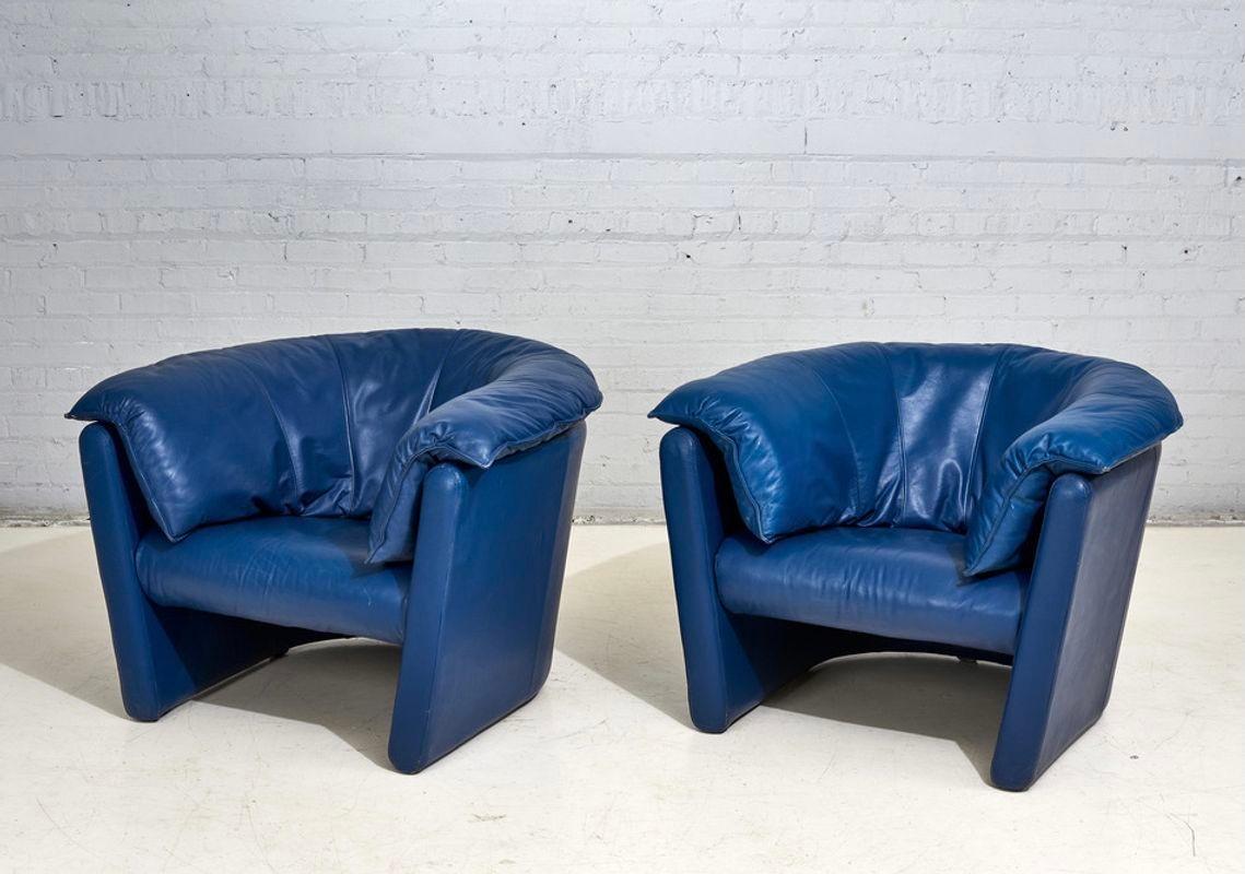Postmodern pair of blue leather Barrel lounge chairs, 1980.