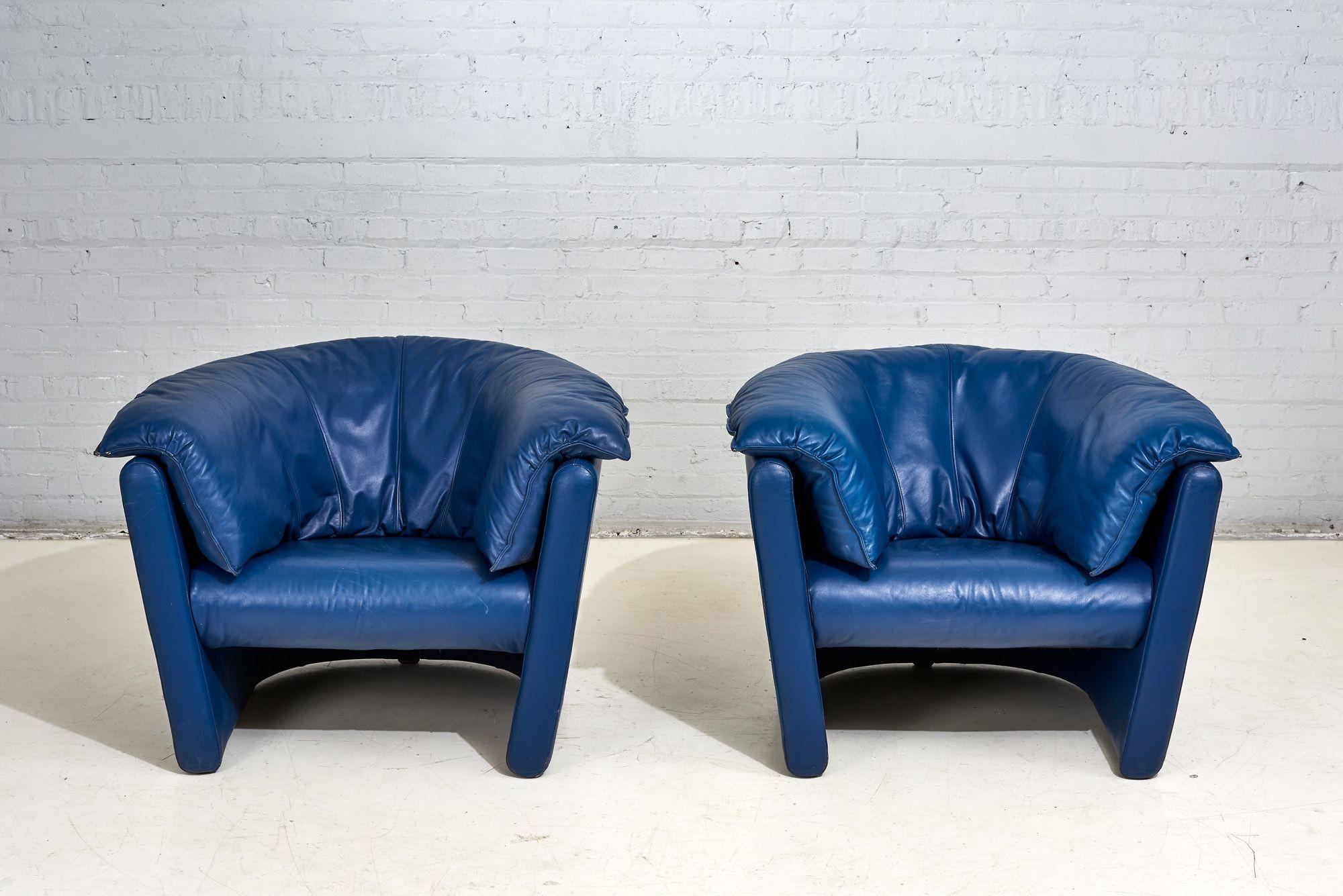 Postmoderne Fauteuils de salon baril post-modernes en cuir bleu, 1980 en vente