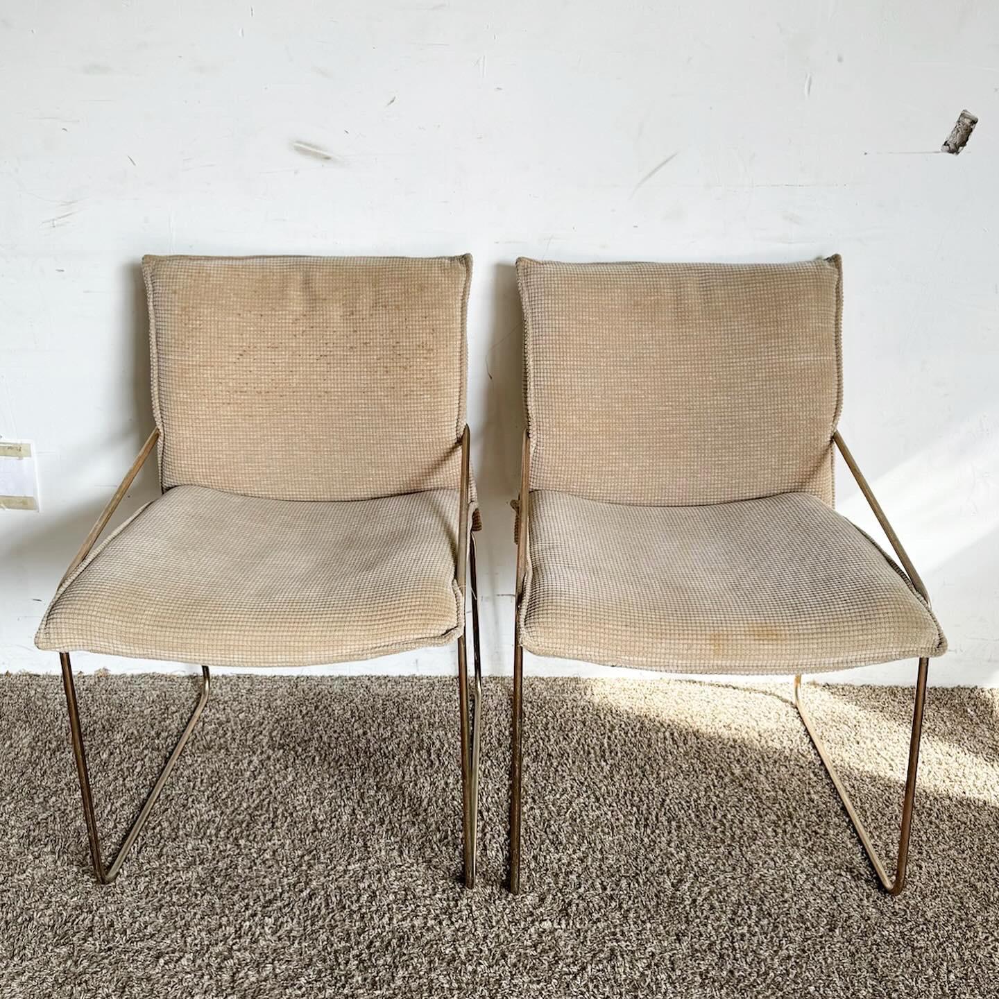 Die postmodernen, messingfarbenen Metall-Esszimmerstühle der Firma Otto Gerdau im Viererset bringen postmoderne Eleganz in Ihren Essbereich. Diese Stühle haben ein elegantes Metallgestell mit luxuriöser Messingoberfläche, das die Handwerkskunst und