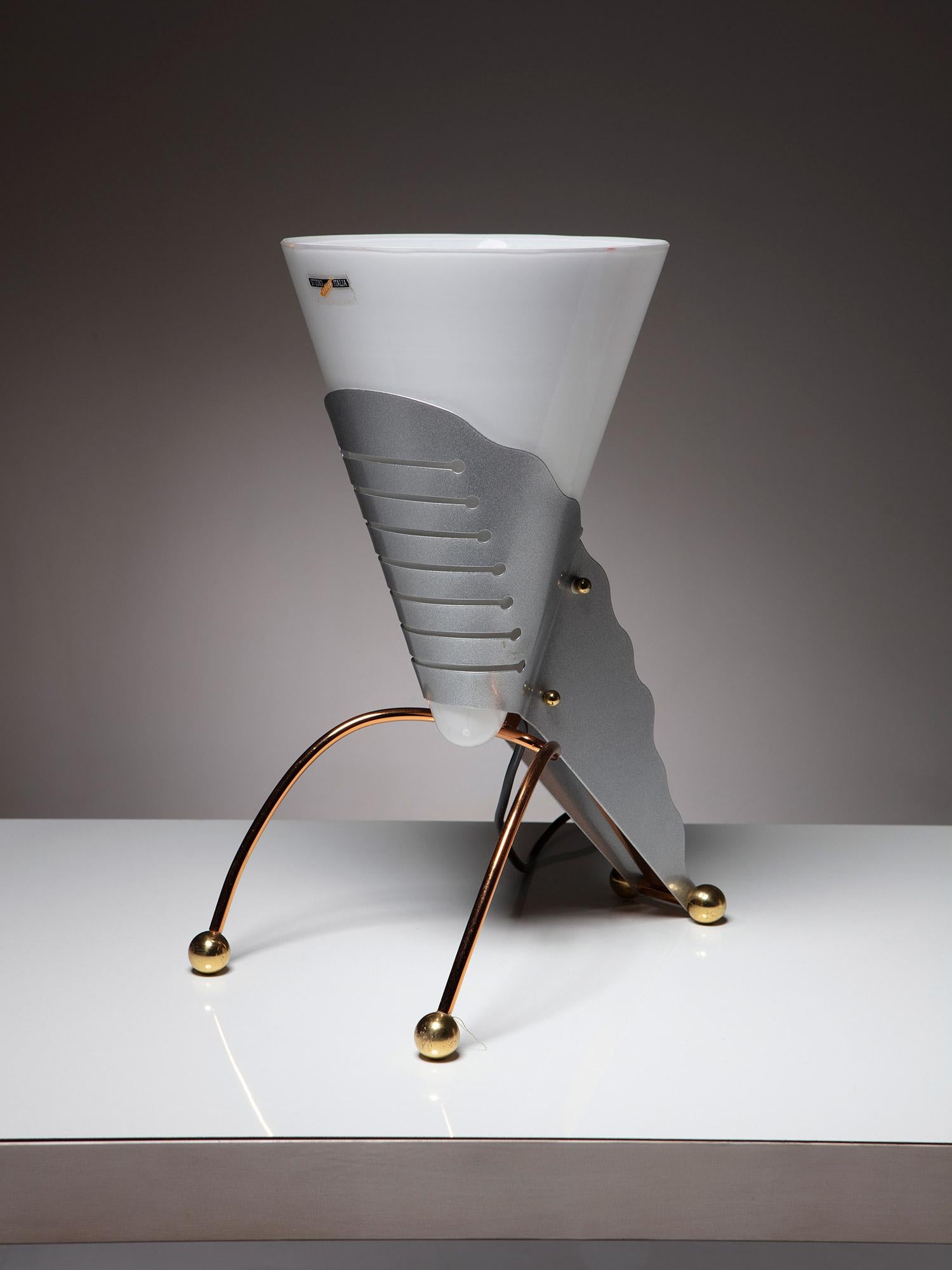 italien Lampe de table Post Modern en laiton et verre Incamiciato par Studio Italia Design, années 1980 en vente
