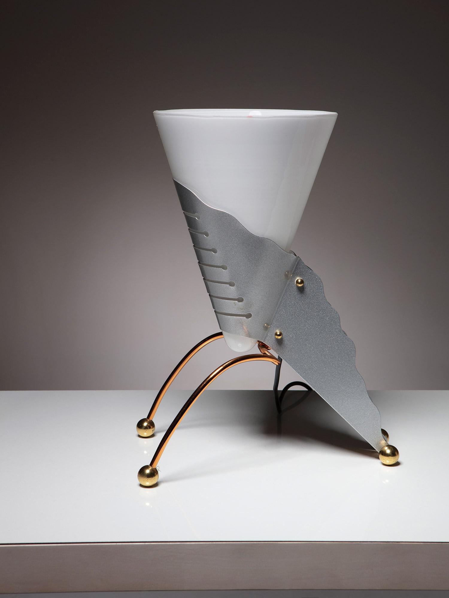 Lampe de table Post Modern en laiton et verre Incamiciato par Studio Italia Design, années 1980 Bon état - En vente à Milan, IT