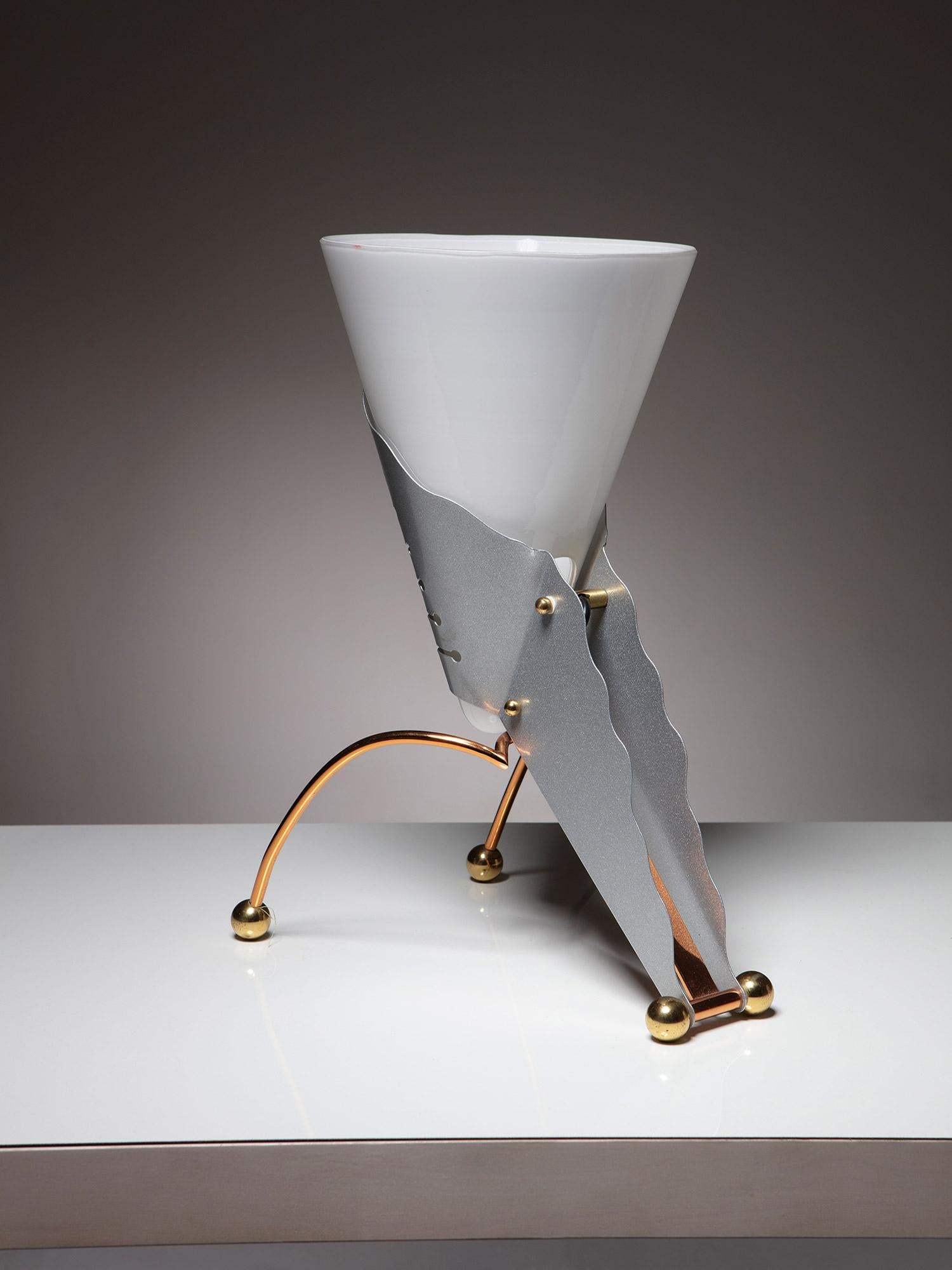 Fin du 20e siècle Lampe de table Post Modern en laiton et verre Incamiciato par Studio Italia Design, années 1980 en vente