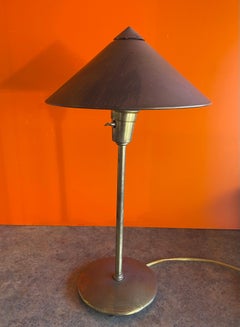 Lámpara de mesa postmoderna de latón con pantalla de latón