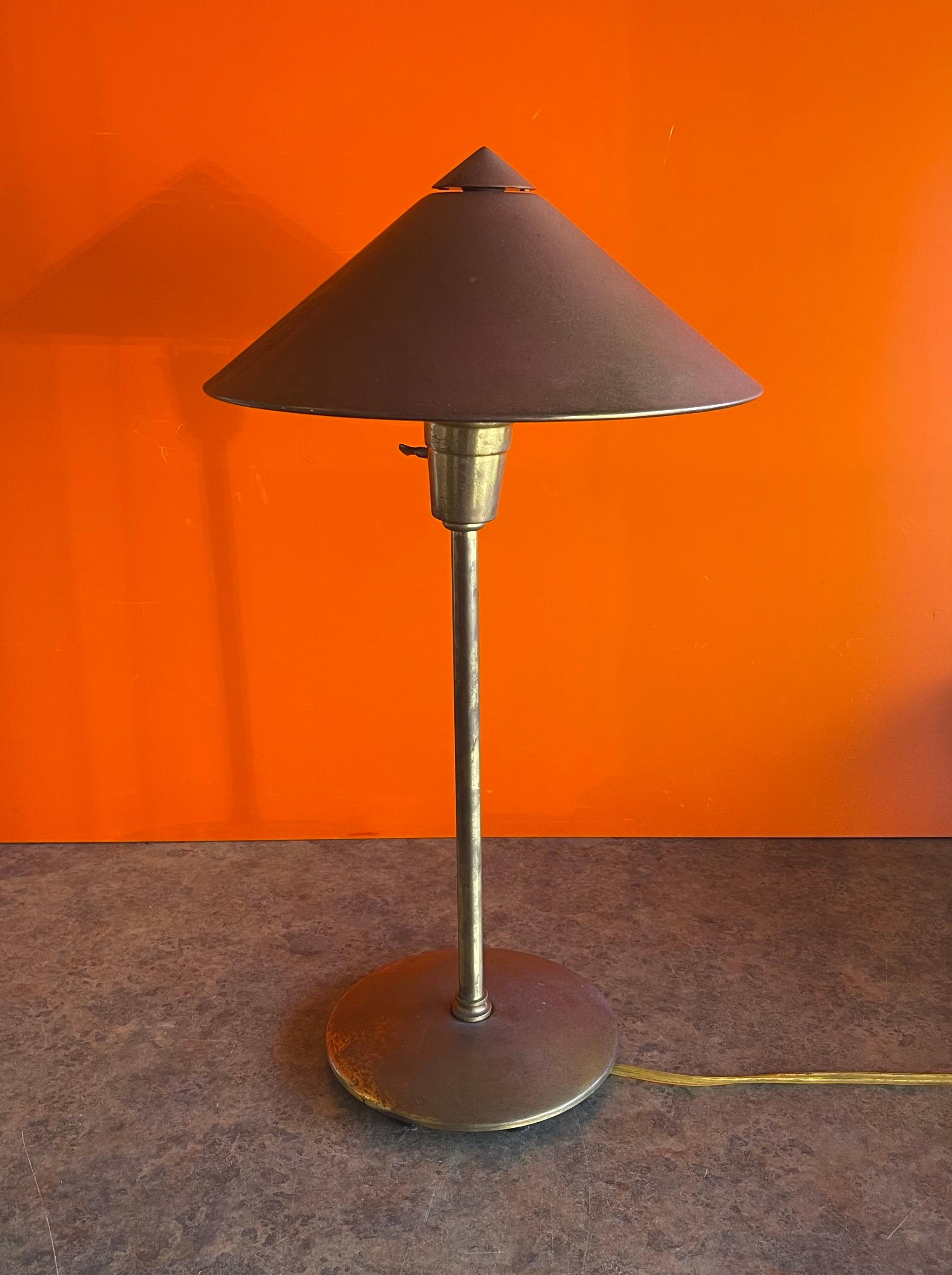 Postmoderne Lampe de bureau post-moderne en laiton avec abat-jour en laiton en vente