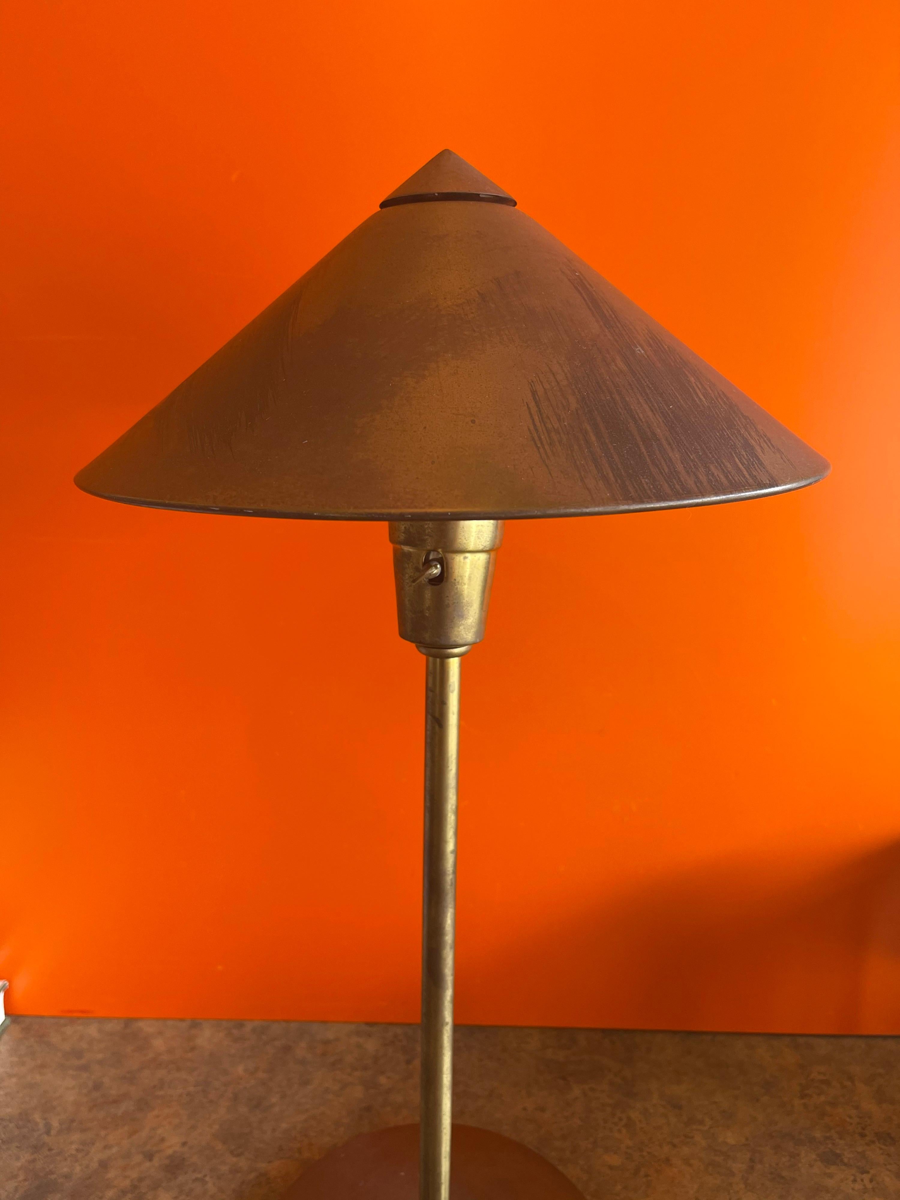 Laiton Lampe de bureau post-moderne en laiton avec abat-jour en laiton en vente