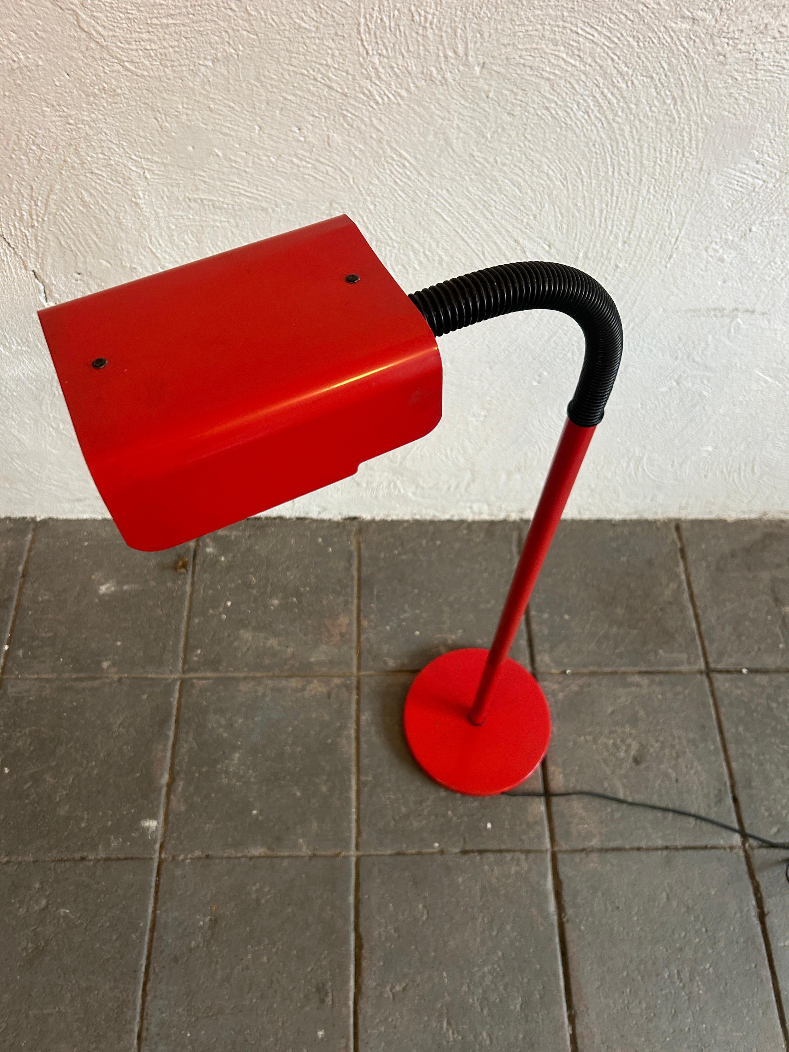 Post Modern Bright Red flexible neck floor lamp. Has turn knob switch Black cord and black plastic tube flexible neck. Fun floor Lamp has Metal base and shade. Takes (1) Standard light bulb. works 100%.

Height is adjustable.