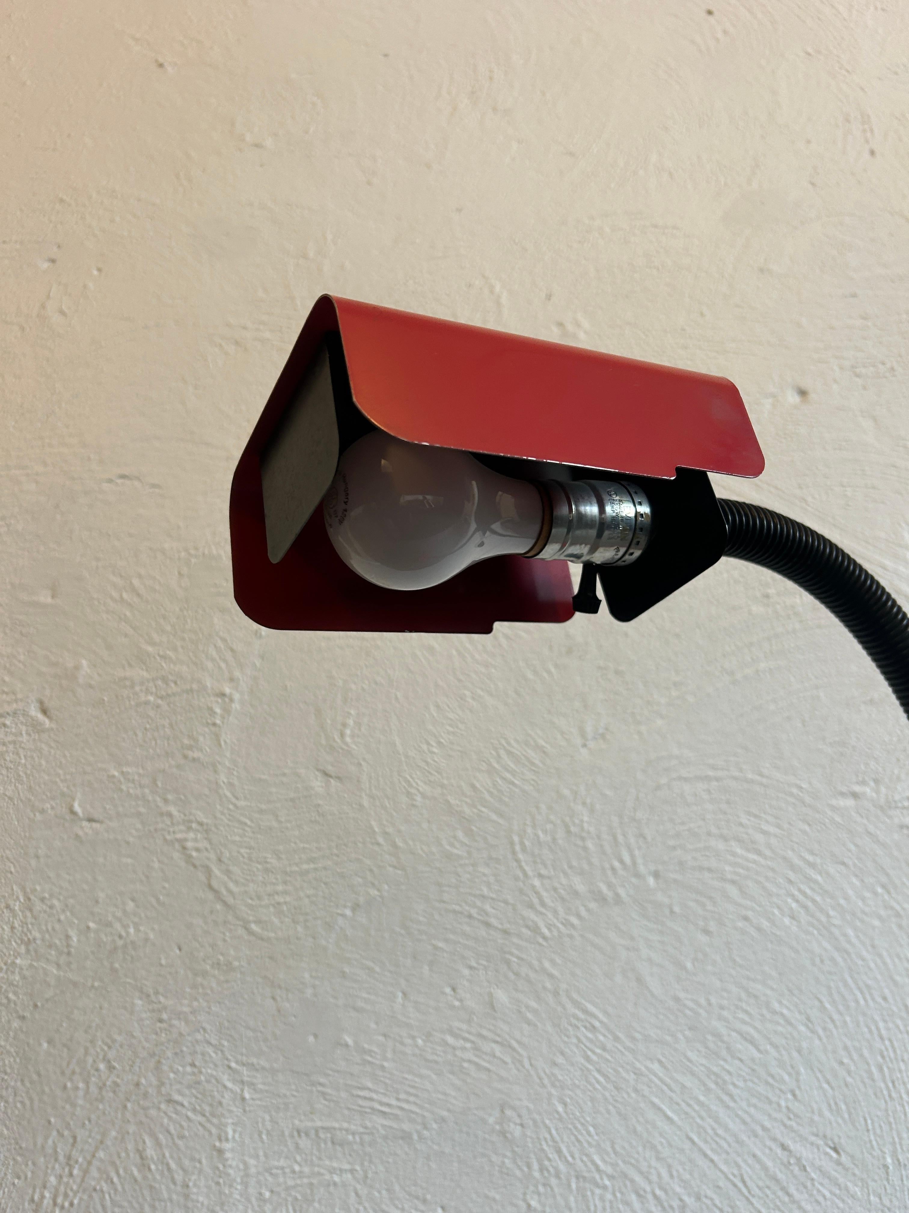 Postmoderne Stehlampe mit flexiblem Halsausschnitt, leuchtend rot  (Italienisch) im Angebot