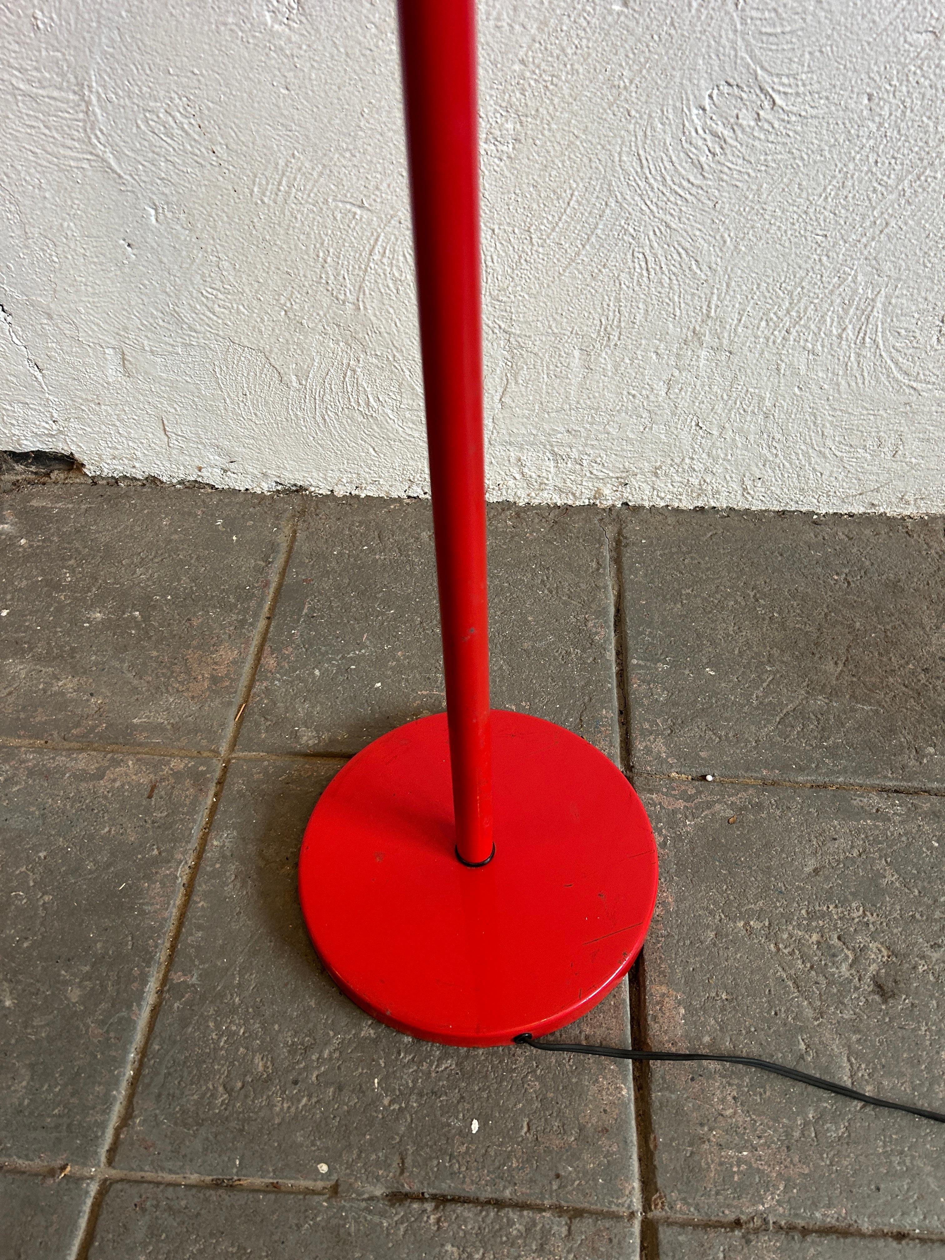 Postmoderne Stehlampe mit flexiblem Halsausschnitt, leuchtend rot  im Zustand „Gut“ im Angebot in BROOKLYN, NY