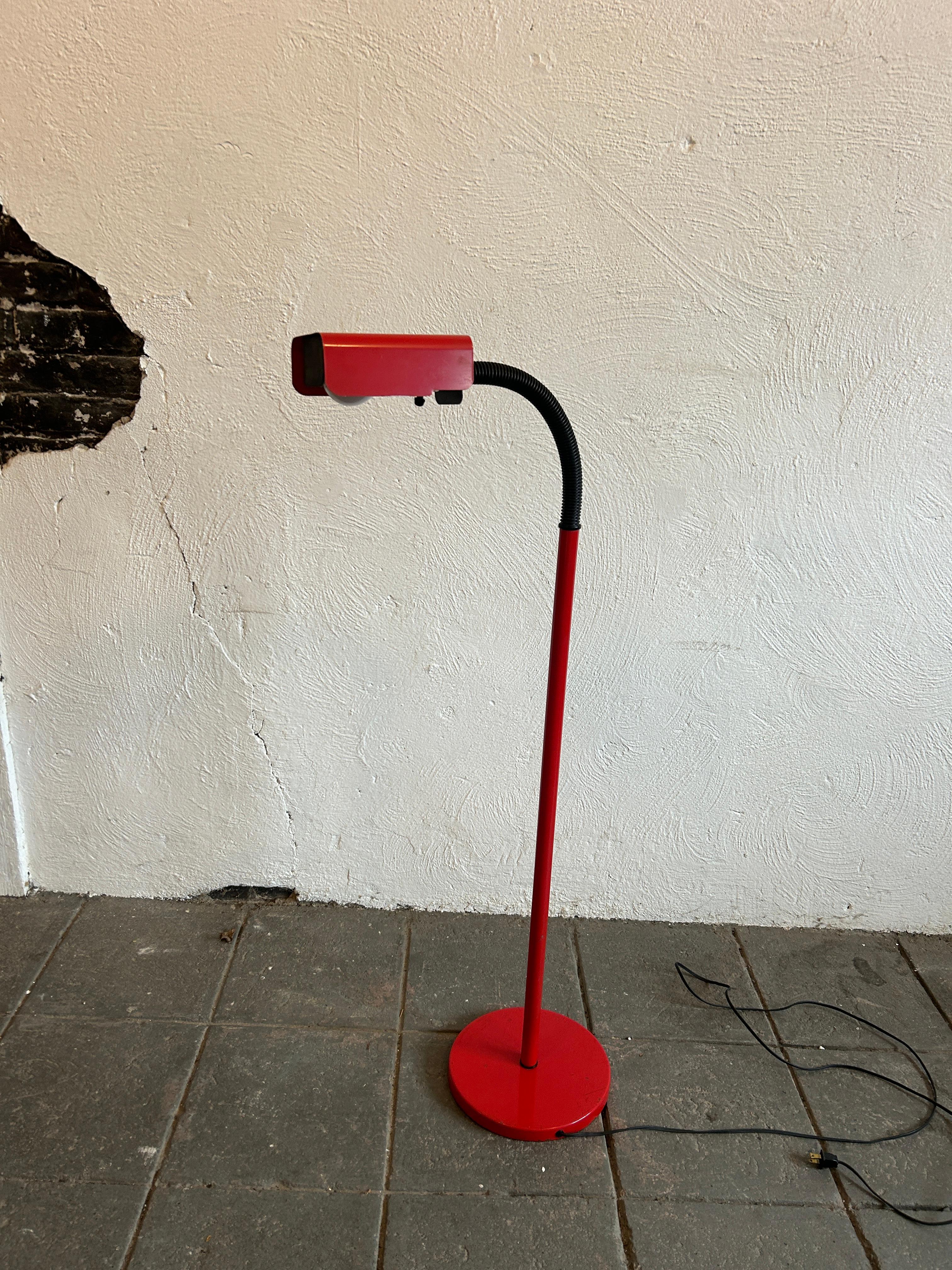 Postmoderne Stehlampe mit flexiblem Halsausschnitt, leuchtend rot  (Stahl) im Angebot