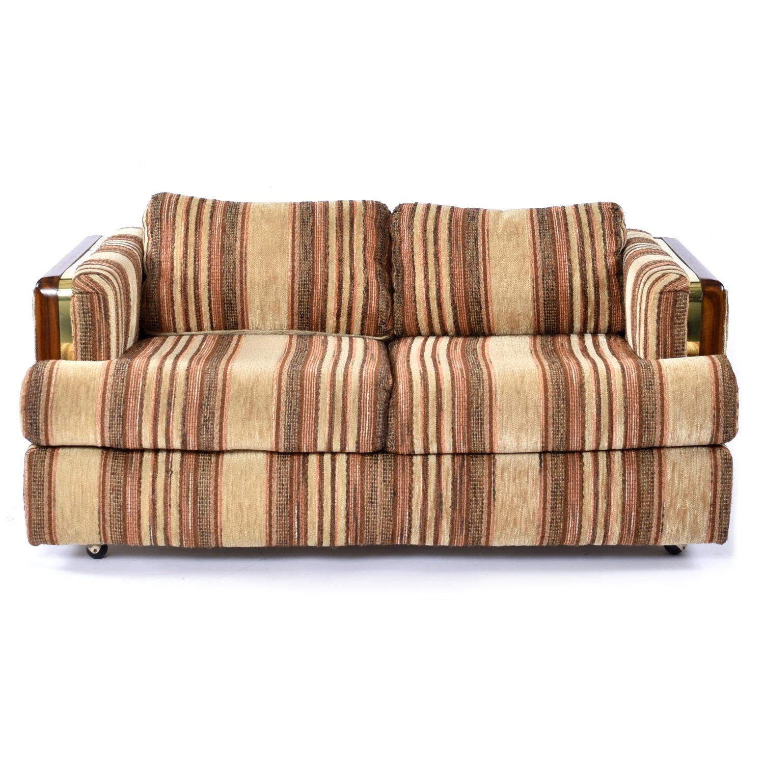 Post Modern Brown Striped Wood and Brass Accent Tuxedo Love Seat Sofa (Moderne der Mitte des Jahrhunderts) im Angebot
