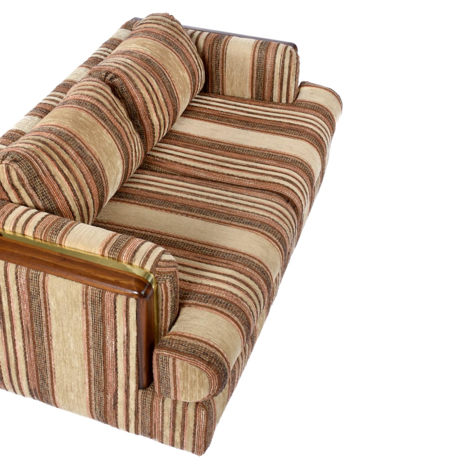 Post Modern Brown Striped Wood and Brass Accent Tuxedo Love Seat Sofa (amerikanisch) im Angebot