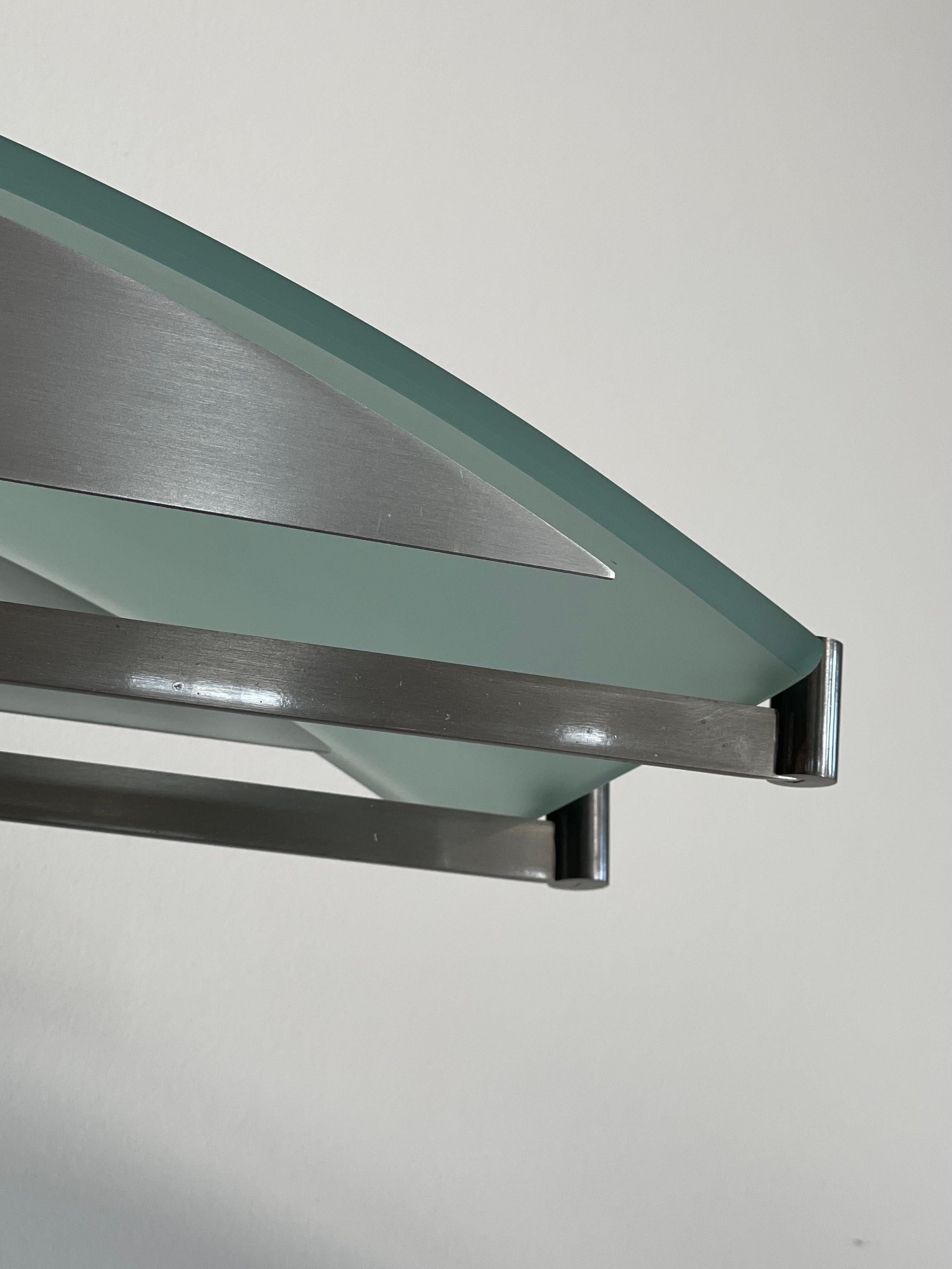 Lámpara de sobremesa posmoderna de aluminio cepillado y cristal de Robert Sonneman en venta 2