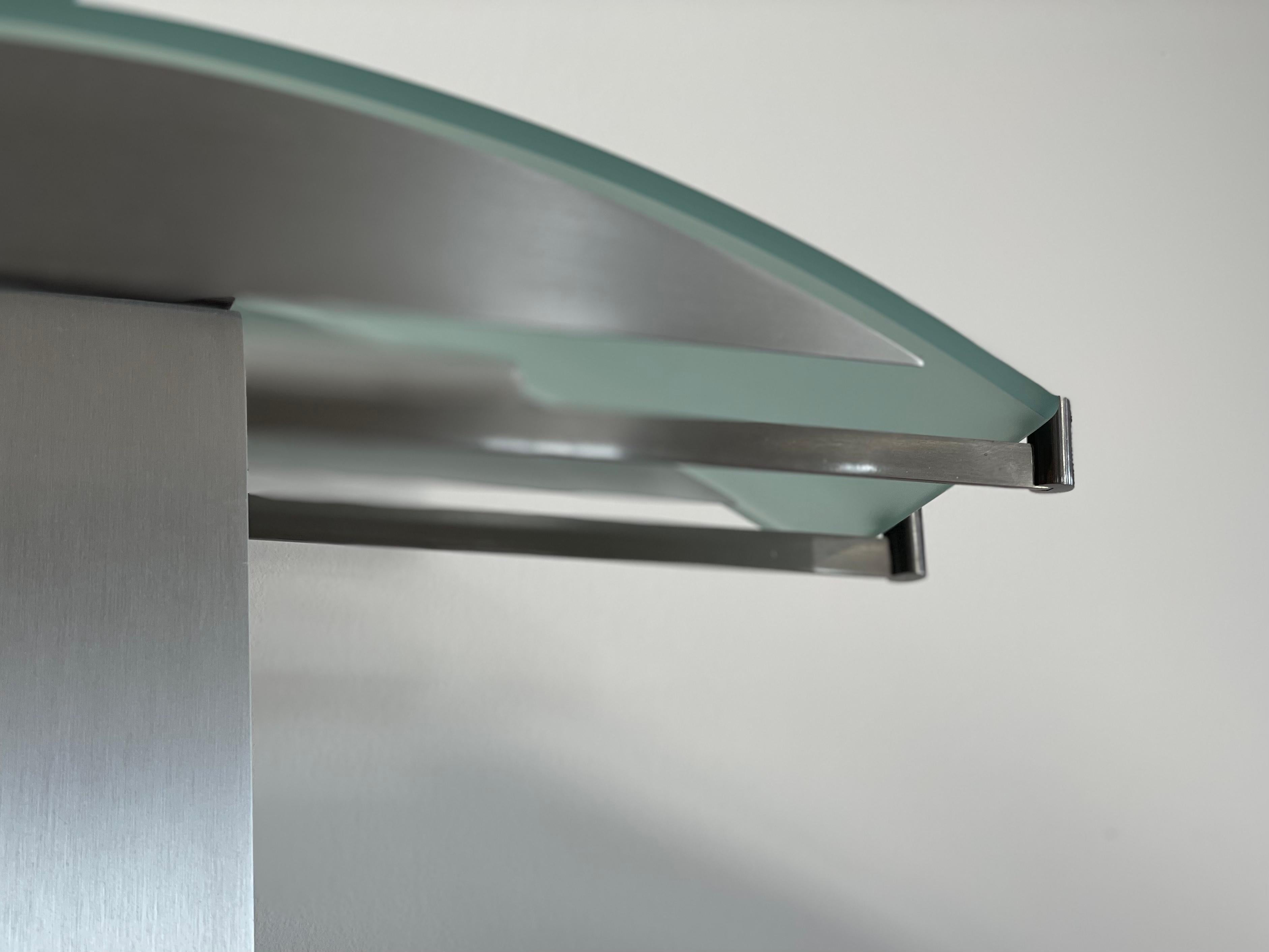 Lámpara de sobremesa posmoderna de aluminio cepillado y cristal de Robert Sonneman en venta 3