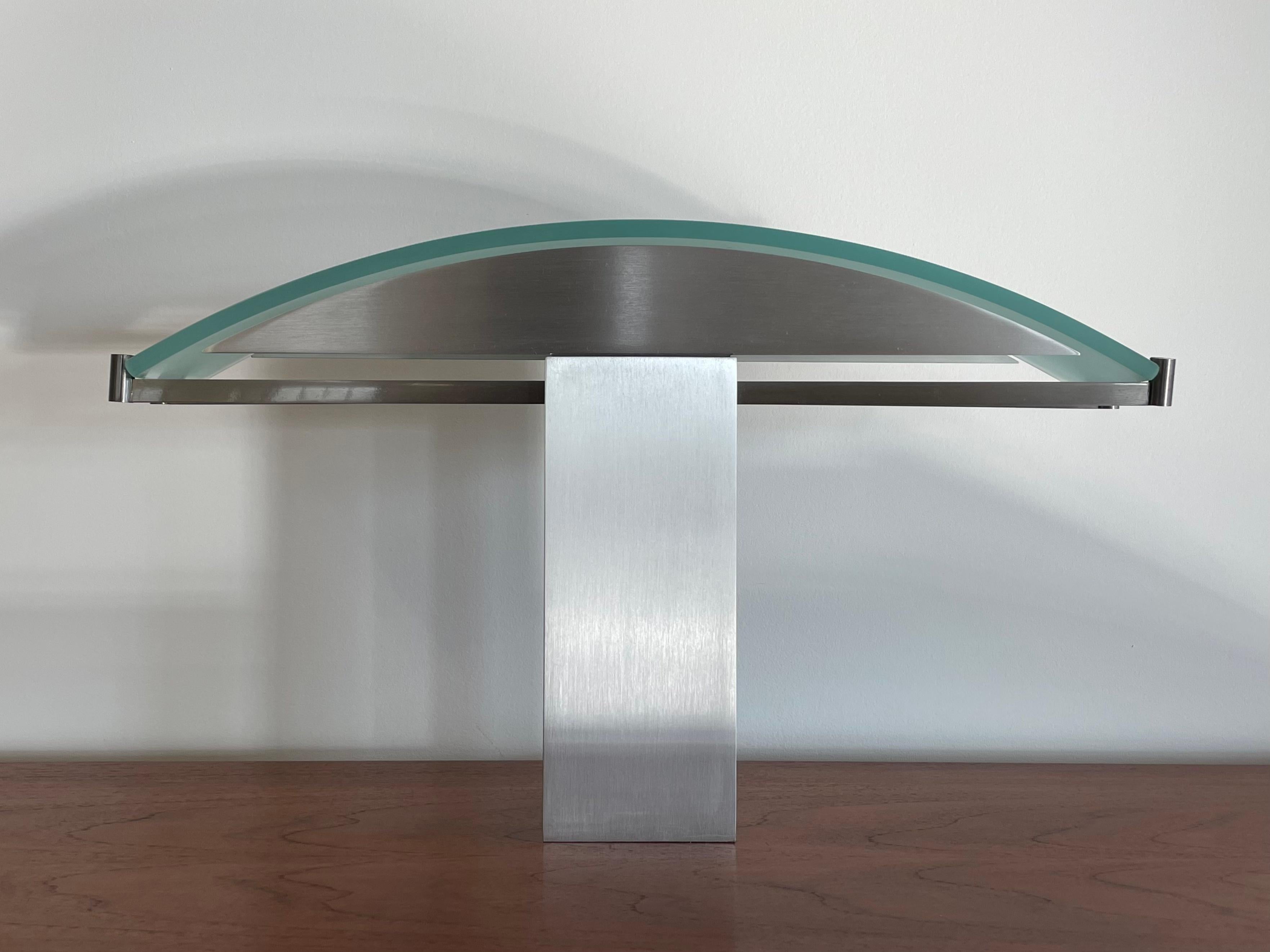 Lámpara de mesa postmoderna única diseñada por Robert Sonneman. Esta pieza presenta un cuerpo geométrico de aluminio cepillado con difusor contorneado de vidrio esmerilado. Mide 22