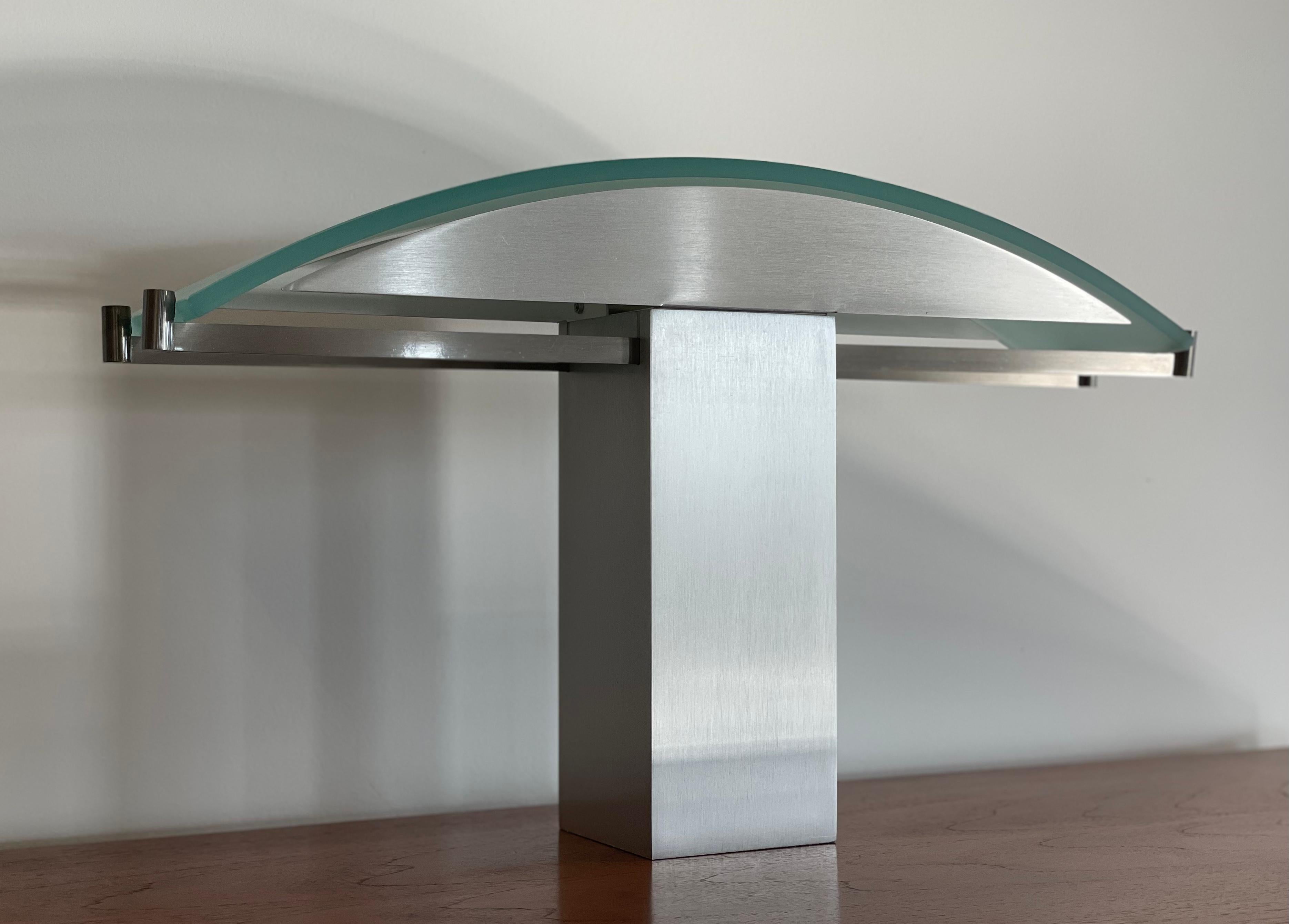 Lámpara de sobremesa posmoderna de aluminio cepillado y cristal de Robert Sonneman Posmoderno en venta