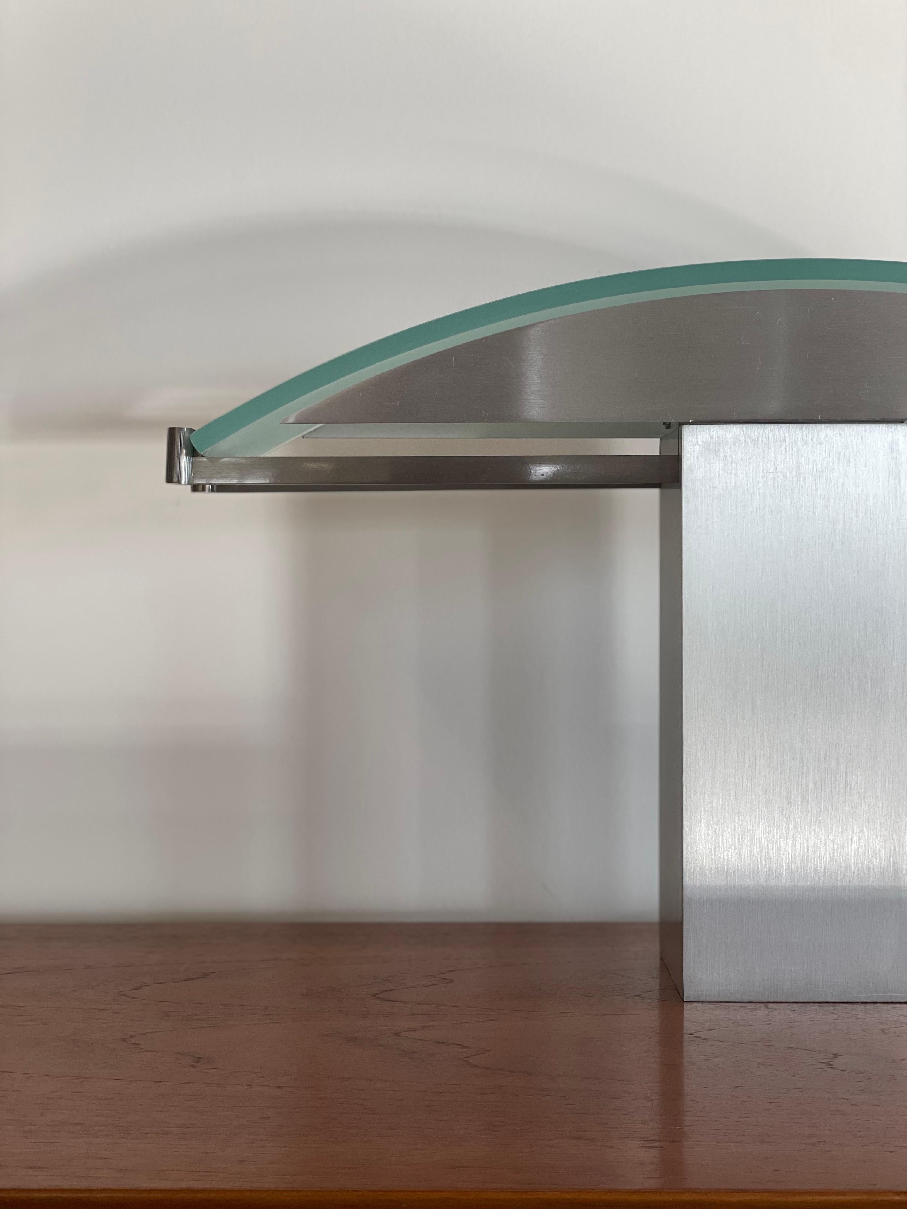 Lámpara de sobremesa posmoderna de aluminio cepillado y cristal de Robert Sonneman Estadounidense en venta