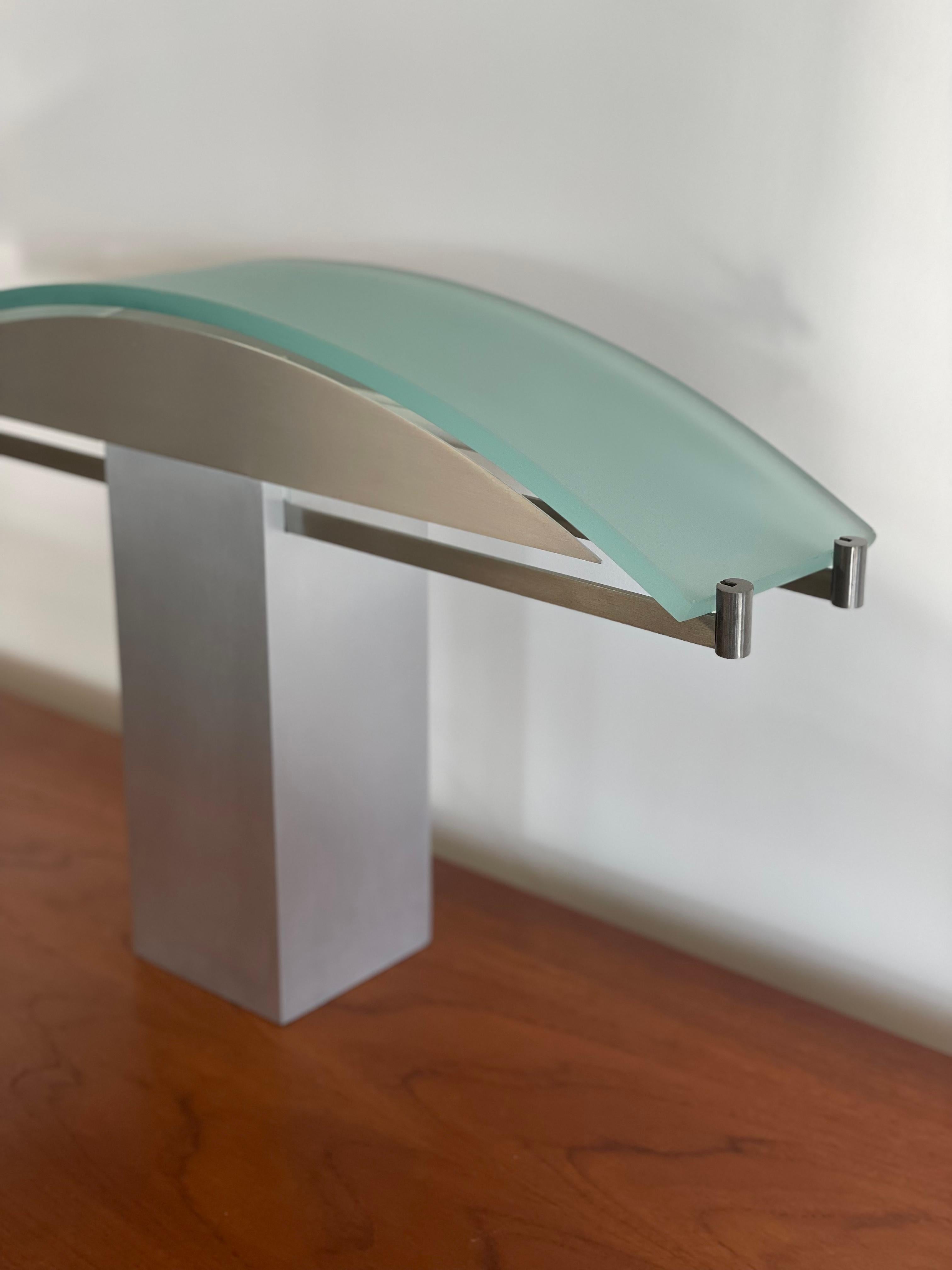 Lámpara de sobremesa posmoderna de aluminio cepillado y cristal de Robert Sonneman en Bueno estado para la venta en Winnipeg, MB