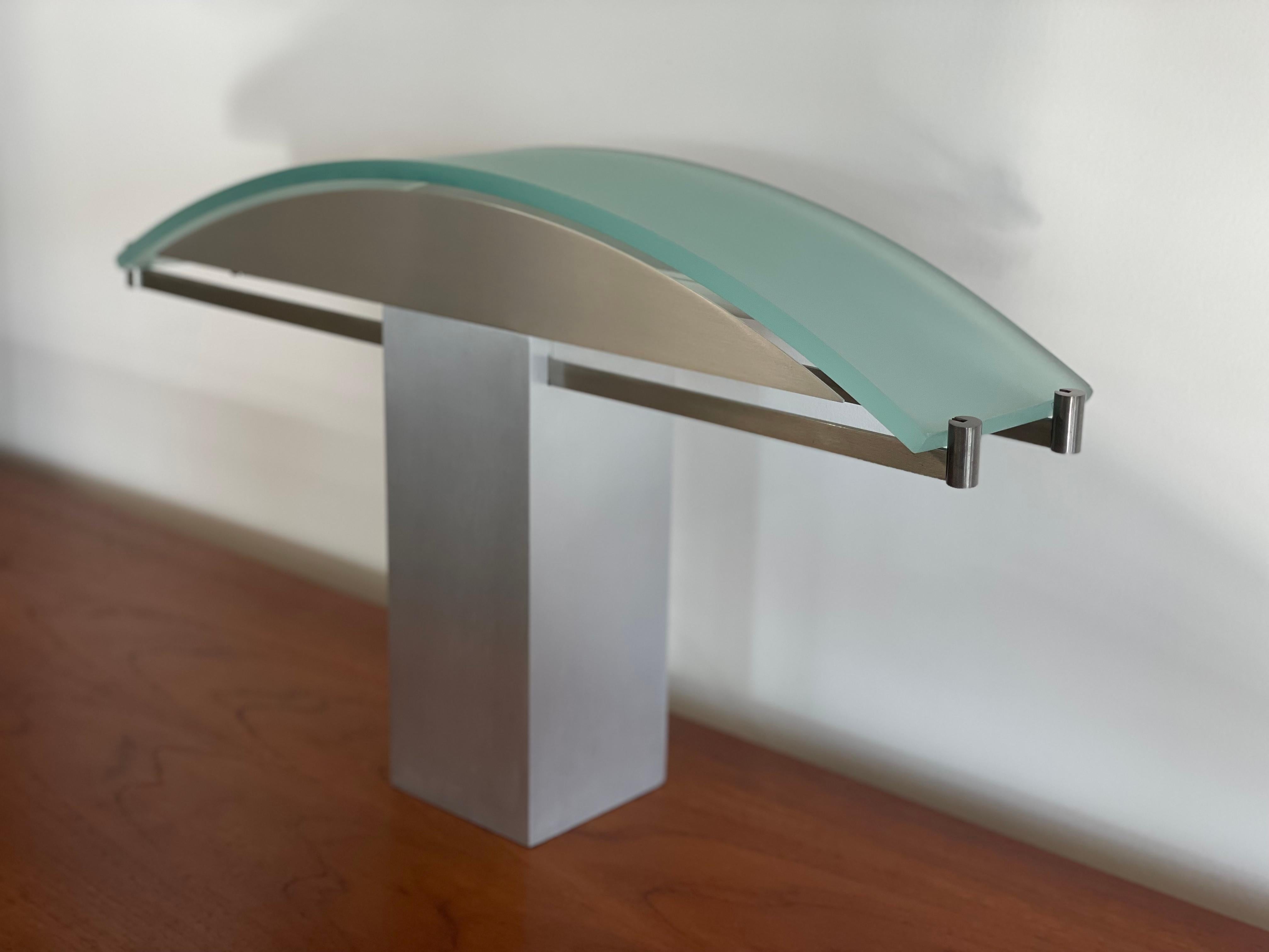 Lámpara de sobremesa posmoderna de aluminio cepillado y cristal de Robert Sonneman finales del siglo XX en venta