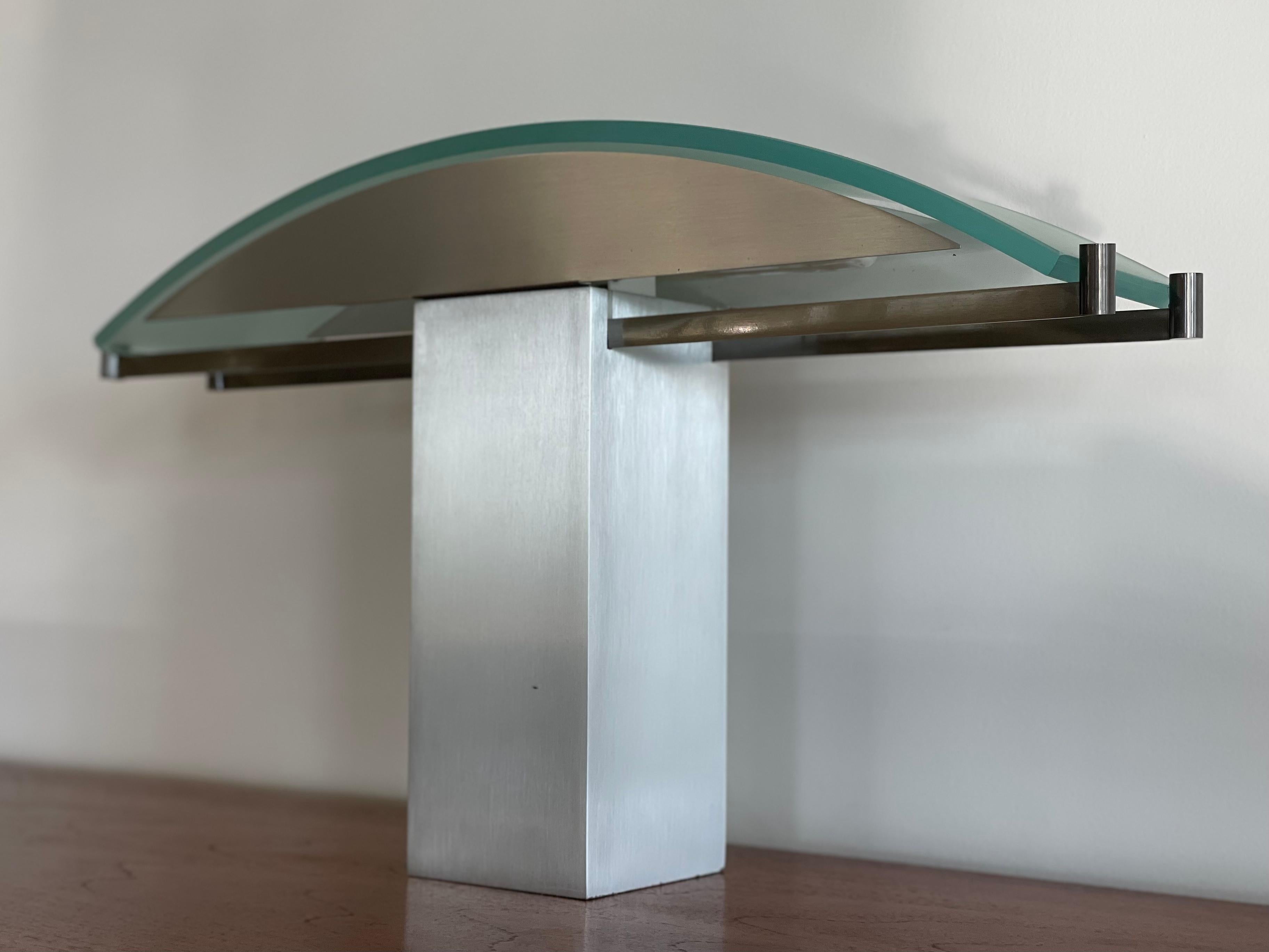 Lámpara de sobremesa posmoderna de aluminio cepillado y cristal de Robert Sonneman Aluminio en venta