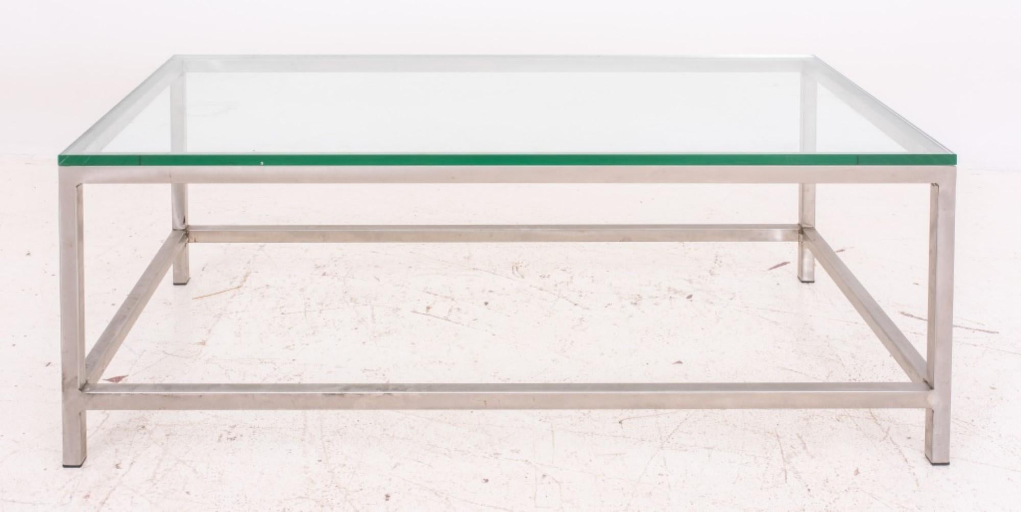 Américain Table basse postmoderne en métal brossé avec plateau en verre en vente