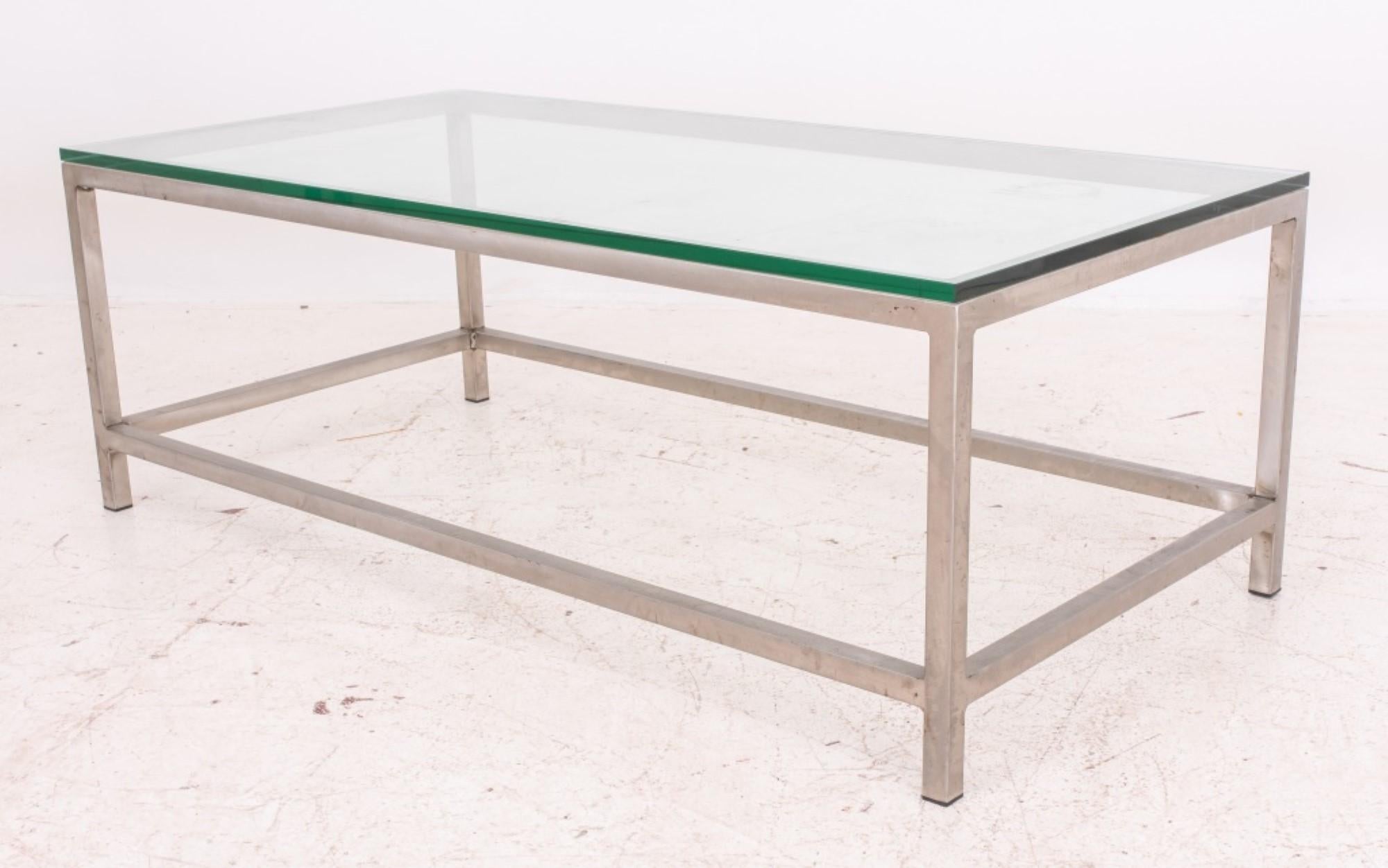 Table basse postmoderne en métal brossé avec plateau en verre Bon état - En vente à New York, NY