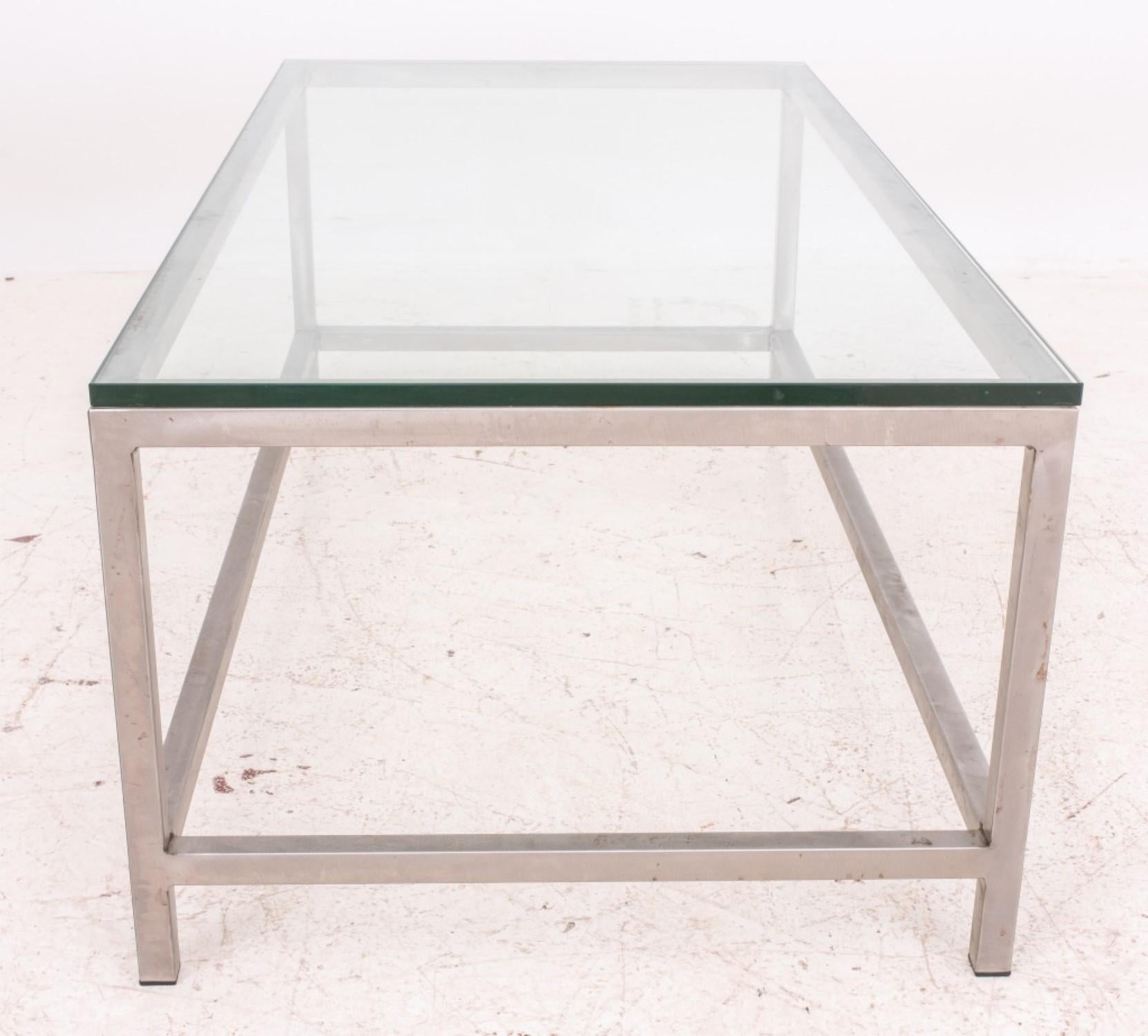 20ième siècle Table basse postmoderne en métal brossé avec plateau en verre en vente