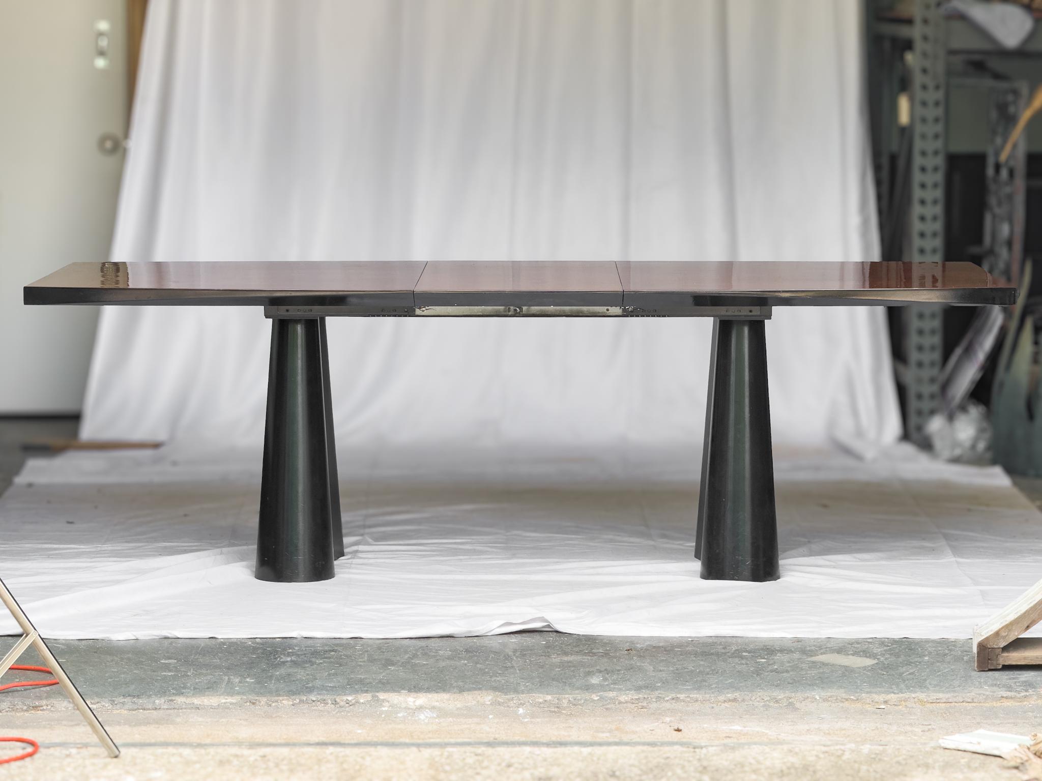 The Postmodern Burl and Lacquer Dining Table by Miniforms, an emblem of Italian craftsmanship, seamlessly merges elegance with functionality. Its striking design features exquisite book-matched wood, meticulously arranged to showcase the natural