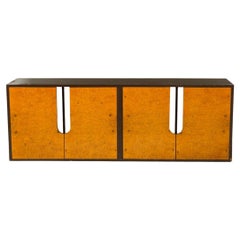 Aparador de pared postmoderno de madera burl, cromado y lacado