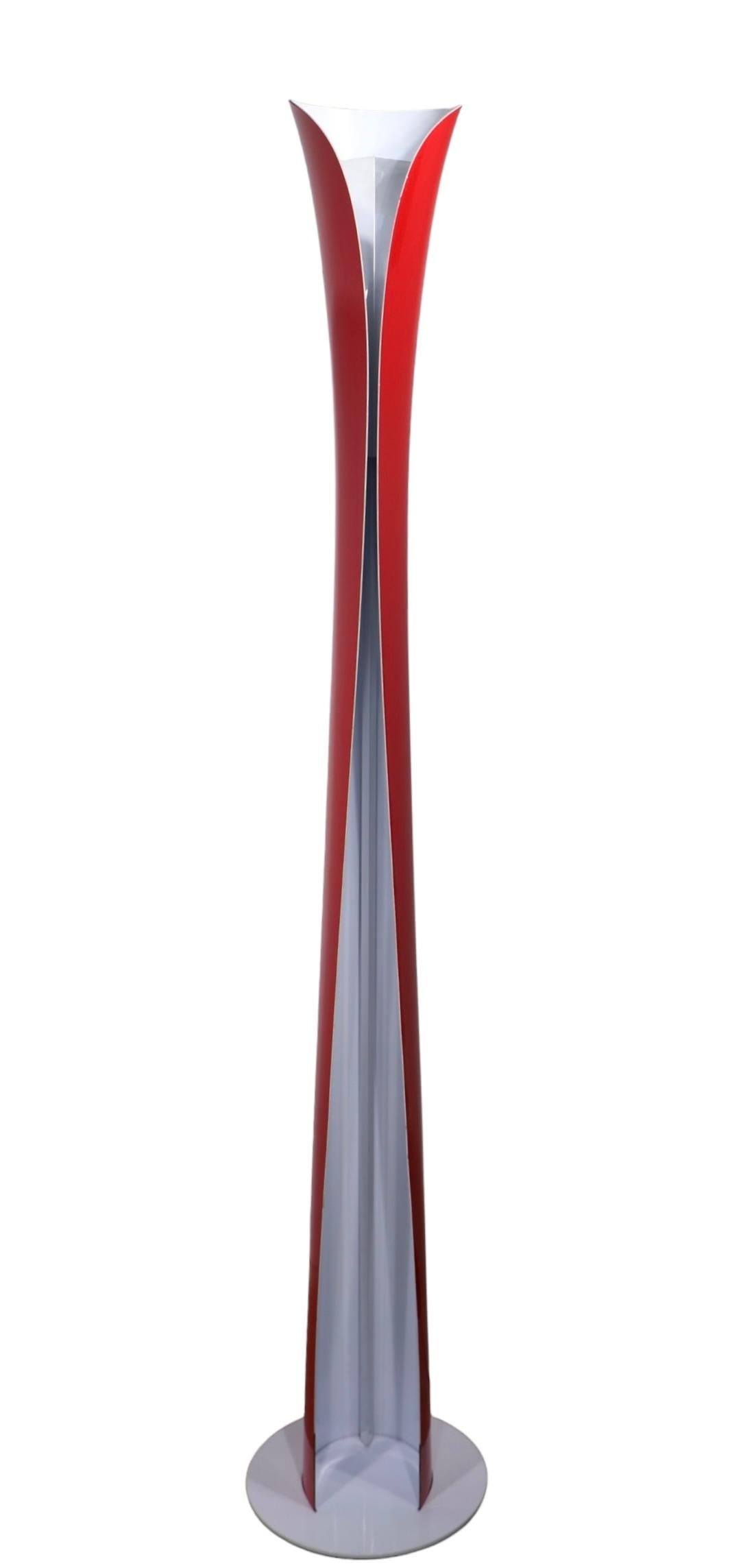 Impresionante lámpara de pie posmoderna diseñada por el célebre arquitecto Karim Rashid para Artemide, hacia 2000/2020.  Esta lámpara cuenta con una bombilla en la parte superior. y una dentro de la norma vertical ( halógena ) La lámpara, conocida
