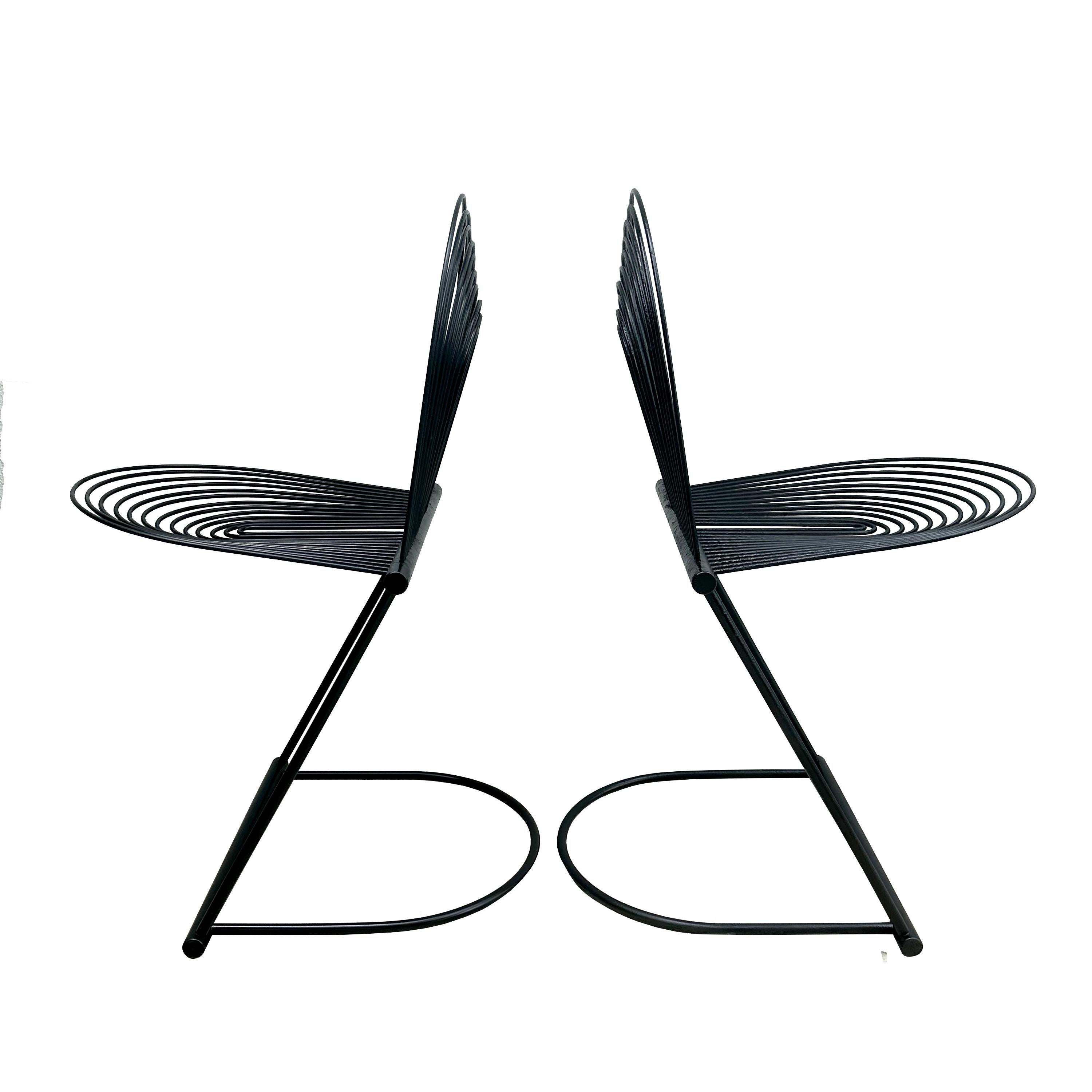 Raro set di 4 sedie a dondolo postmoderne degli anni '80.  Disegnata nel 1982 da Jutta and Herbert Ohl per il produttore tedesco Herbert Rosenthal Studio A.  Il sedile e lo schienale sono realizzati in acciaio a molle e fissati al telaio in