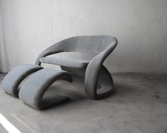 Post Modern Cantilevered Loveseat et Ottomans de Jaymar