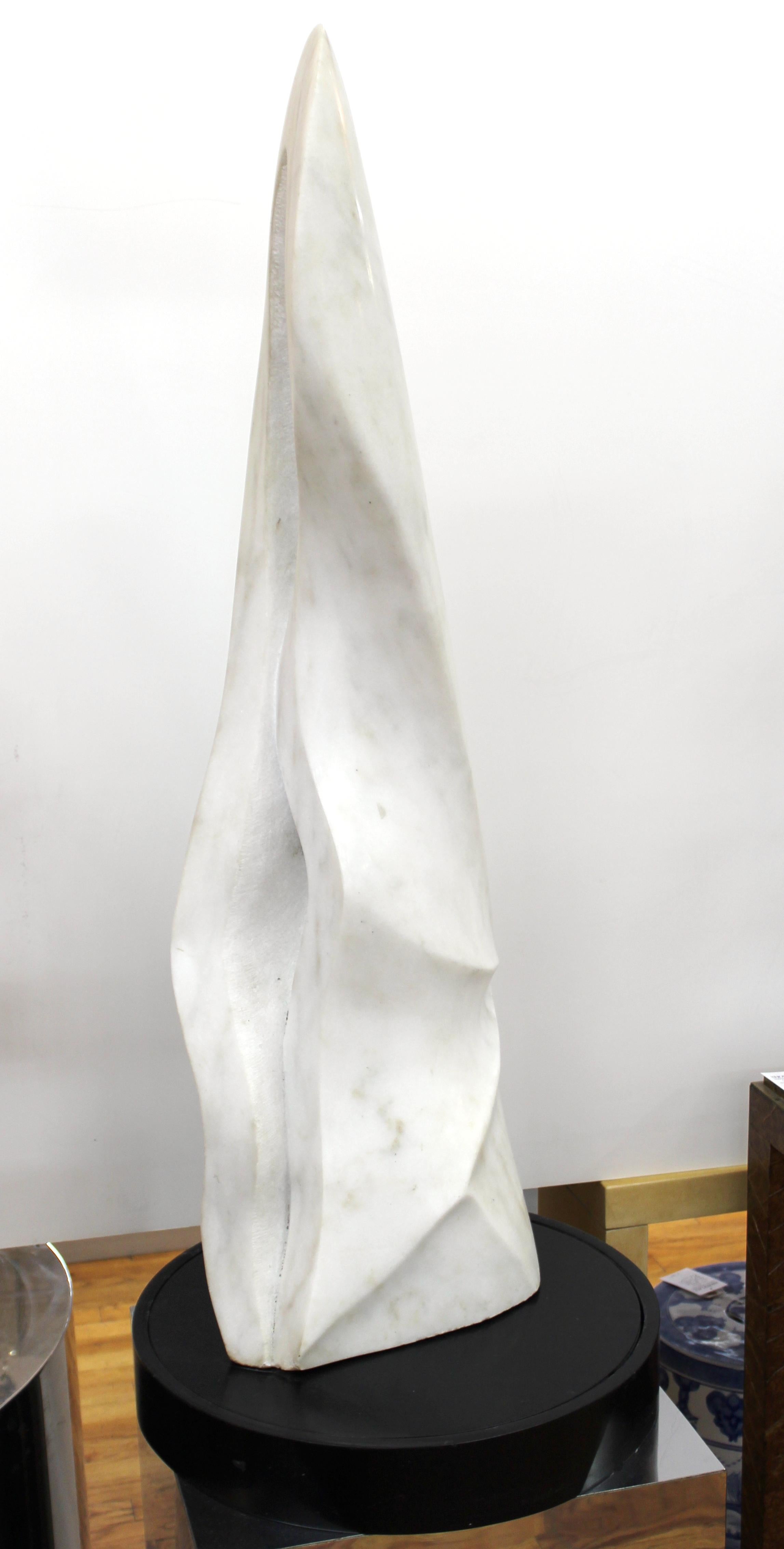 Sculpture abstraite postmoderne en marbre blanc sculpté de forme anthropomorphe, signée 