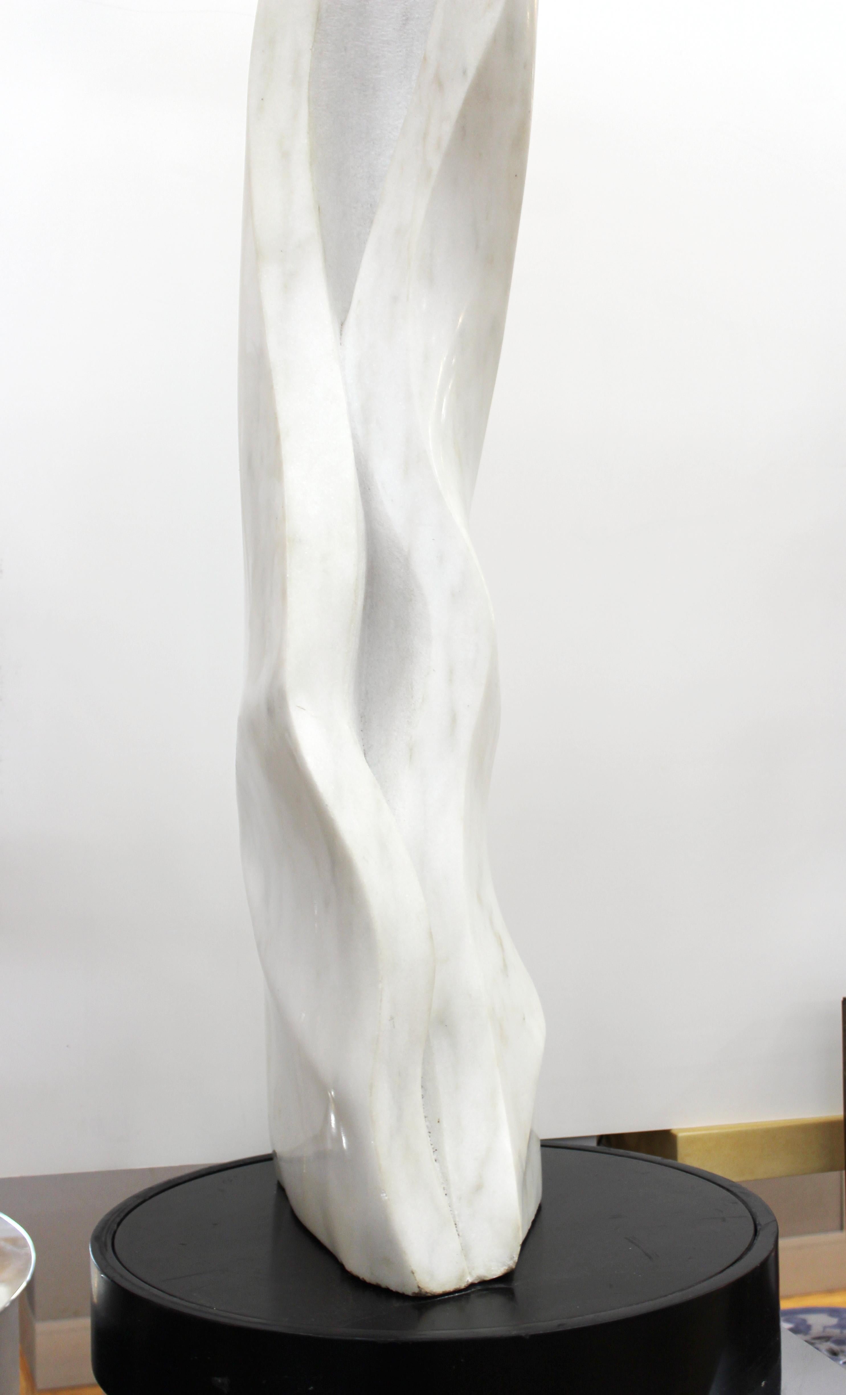Sculpture abstraite postmoderne en marbre sculpté Bon état - En vente à New York, NY