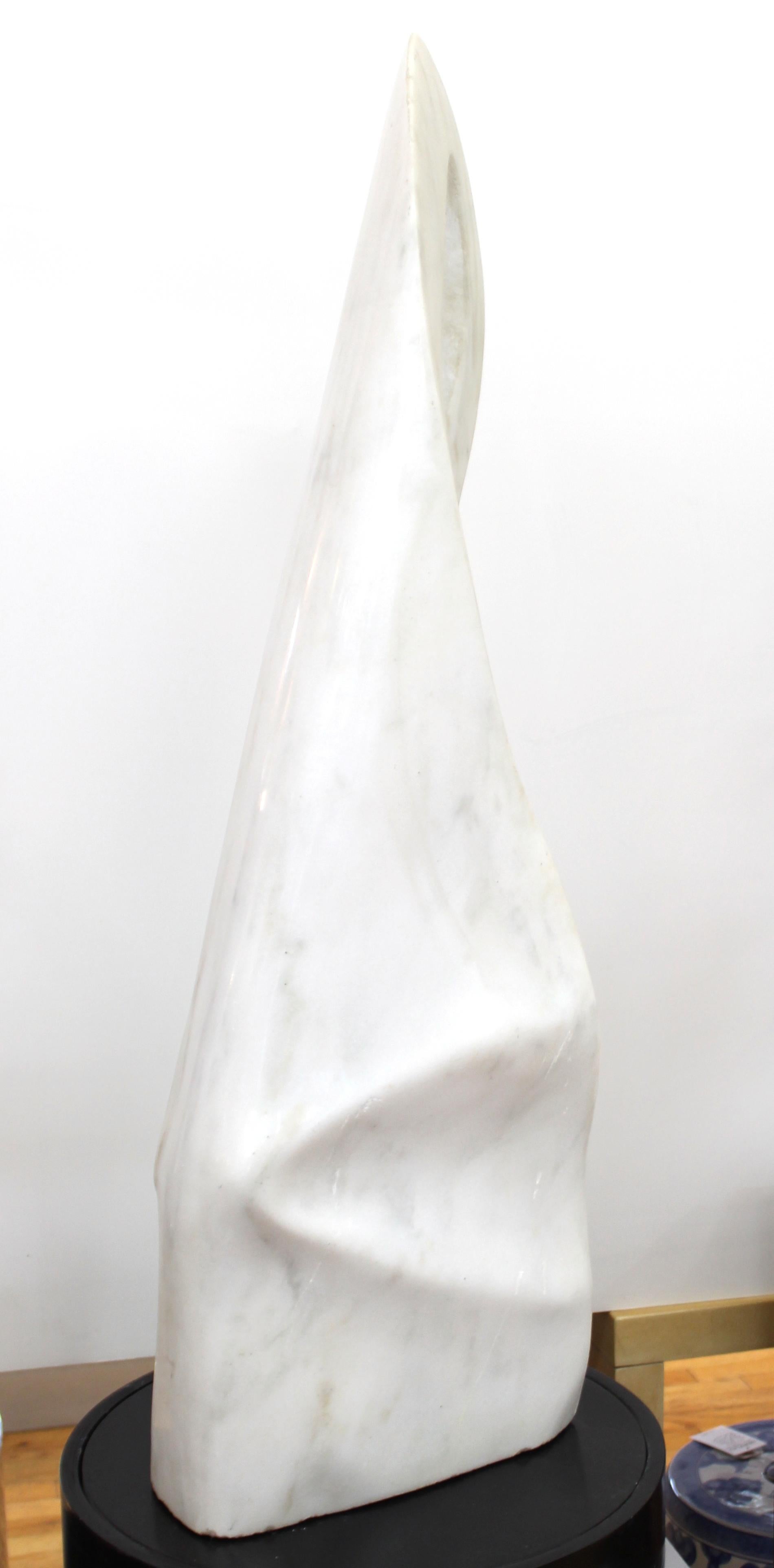 Sculpture abstraite postmoderne en marbre sculpté en vente 1