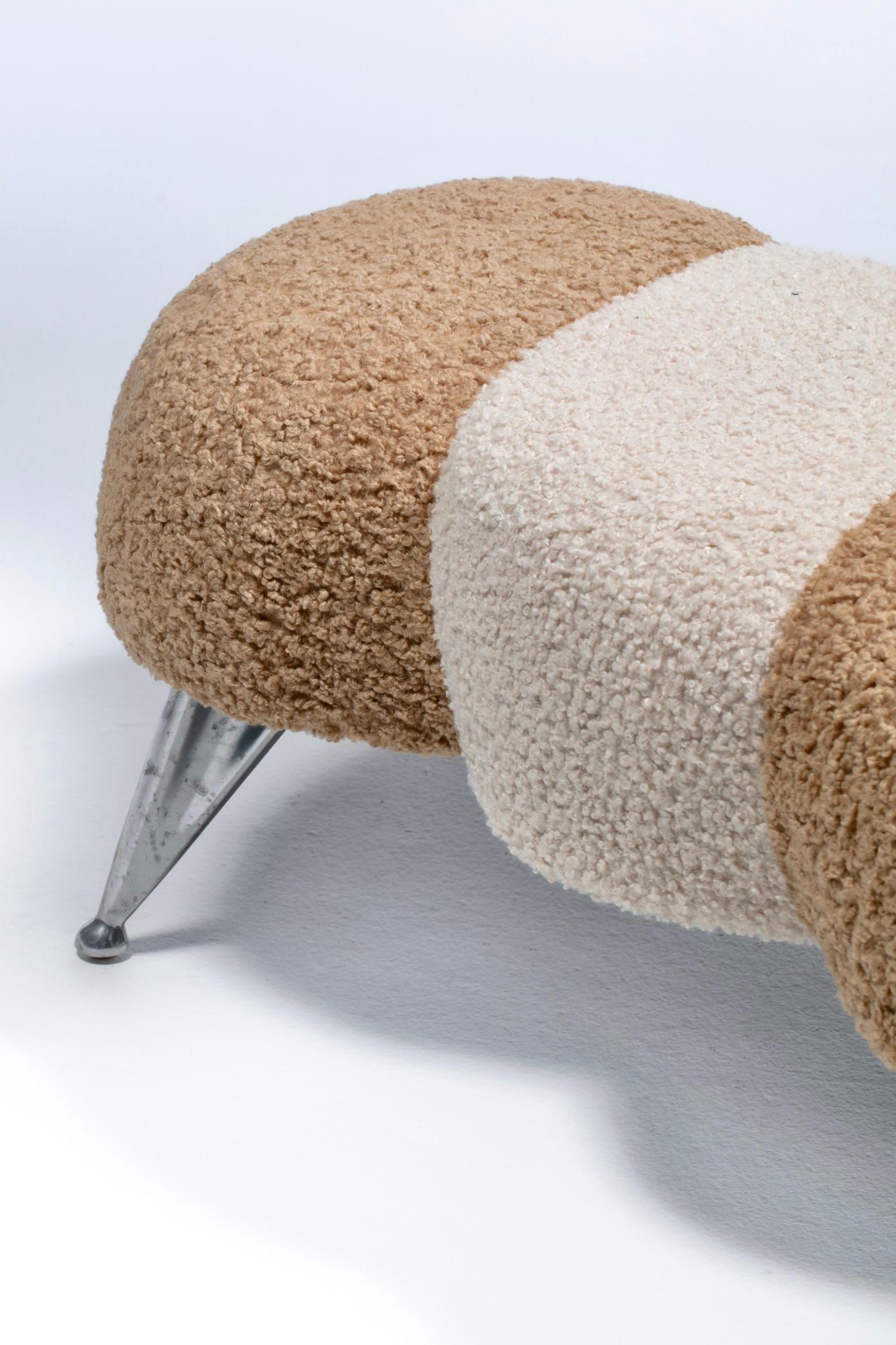Panchina bicolore Post Modern Caterpillar con gambe cromate in Bouclé avorio e latte in vendita 4