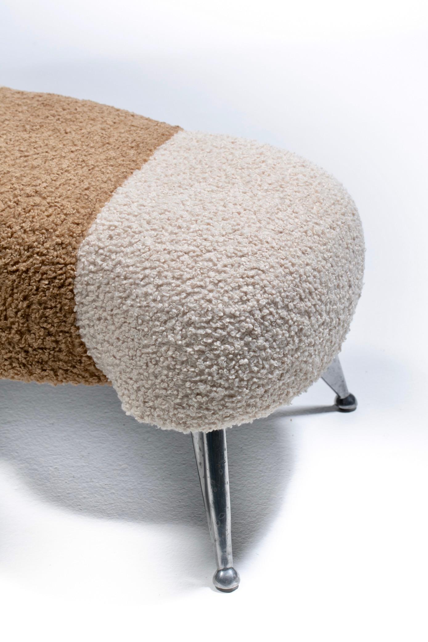 Panchina bicolore Post Modern Caterpillar con gambe cromate in Bouclé avorio e latte in vendita 5