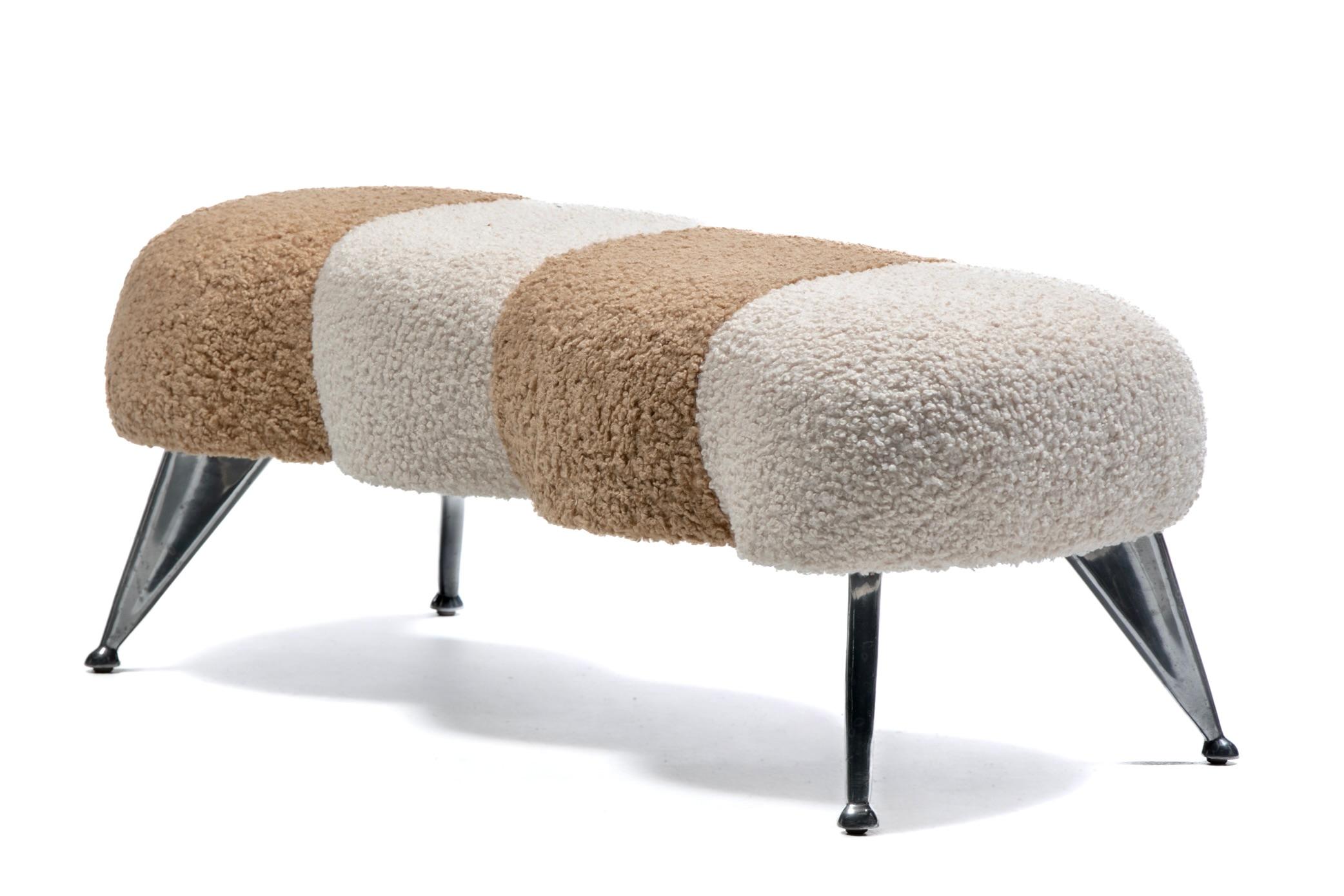 Postmoderno Panchina bicolore Post Modern Caterpillar con gambe cromate in Bouclé avorio e latte in vendita