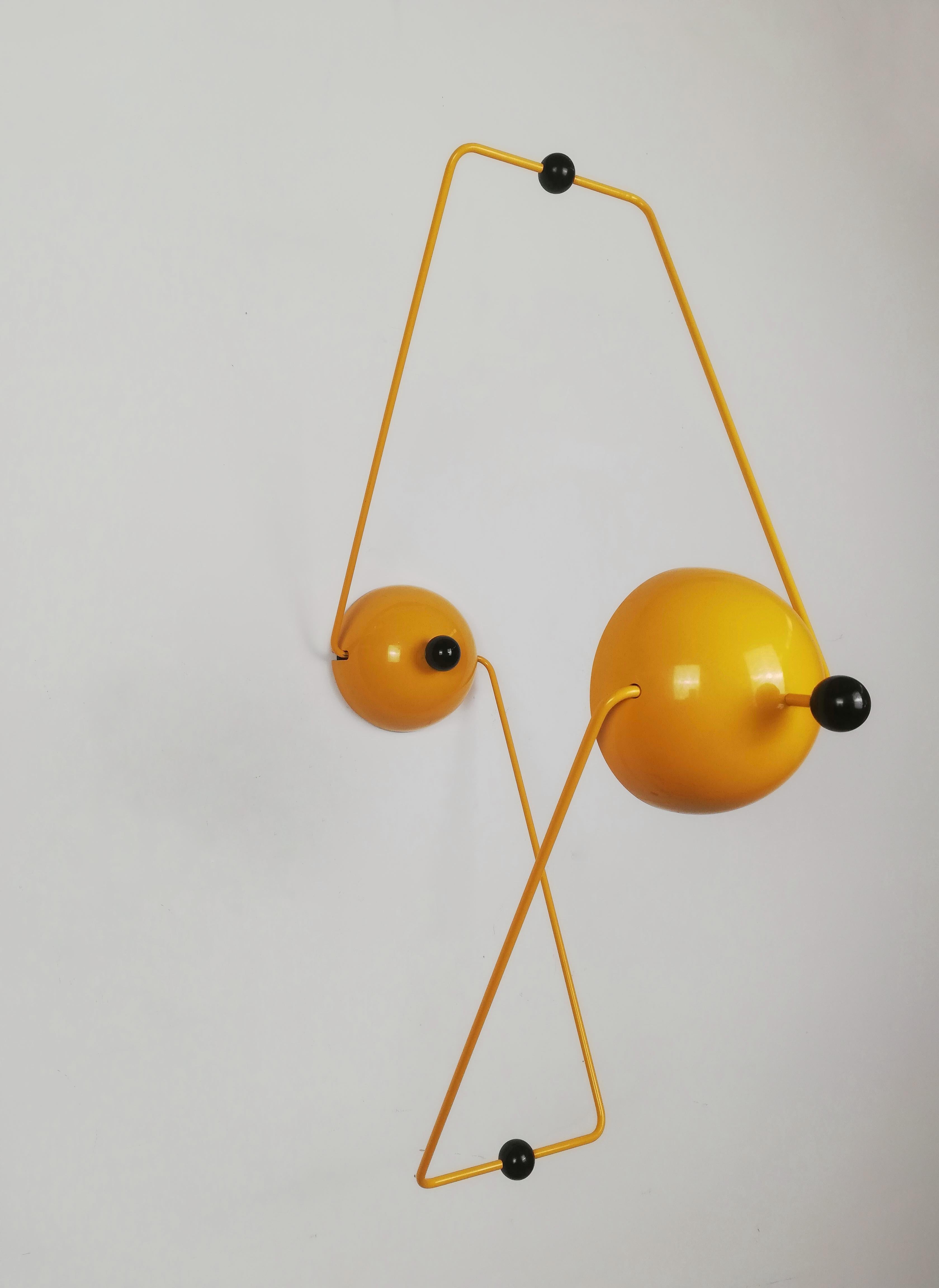 A Post modern wall light, made in Italy during the Memphis Era, and therefore made, in the full taste of the 80s with vivid colors and playful shape.
The style of this wall lamp recall the productions of Toshiyuki Kita, It was made in yellow
