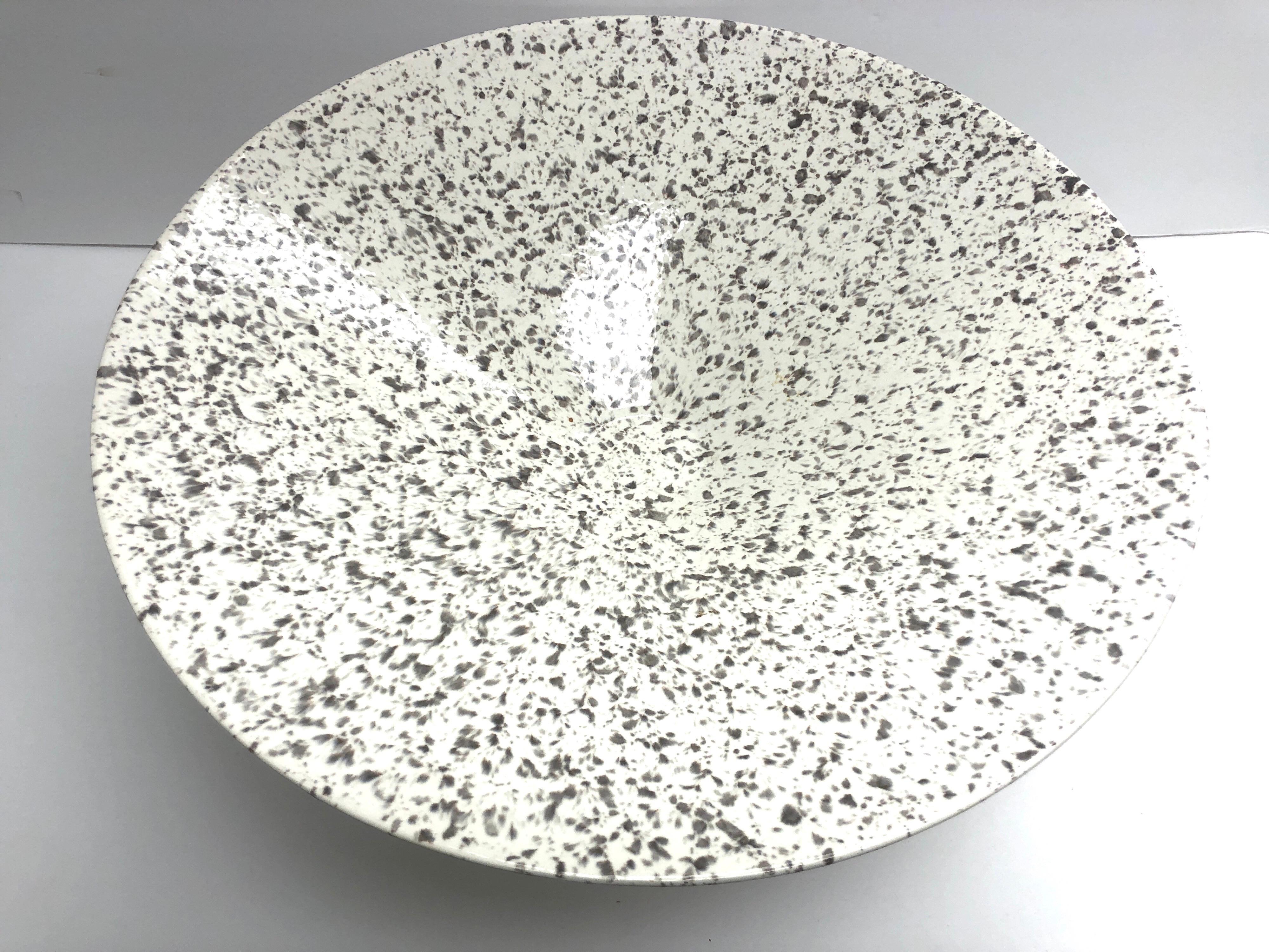 Postmodern Ceramic Centerpiece Bowl by Jaru In Good Condition In Miami, FL