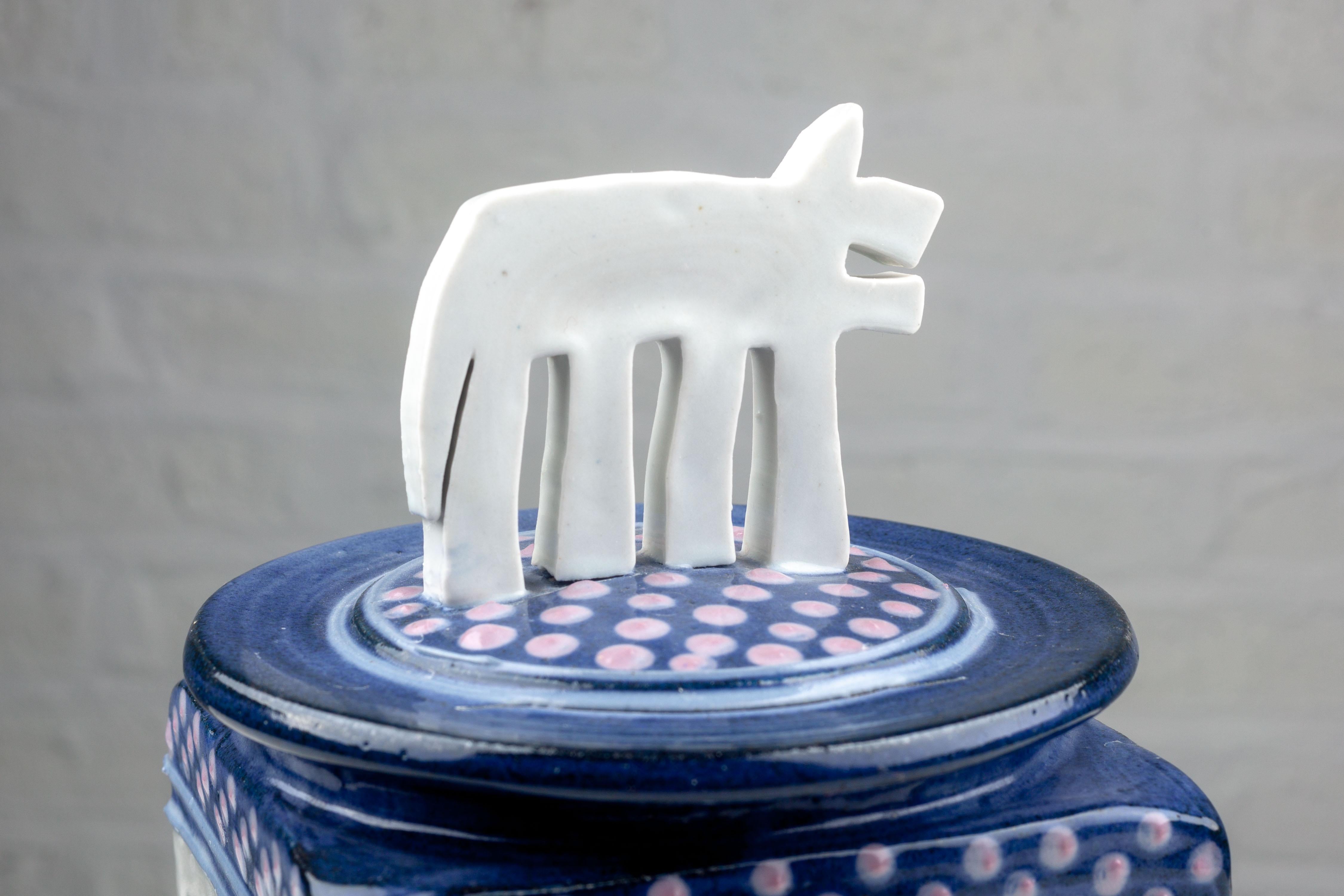 Postmodernes Hunde-Geschirrgefäß aus Keramik von Cunningham Pottery, handgefertigt, 1990er Jahre, USA im Zustand „Gut“ im Angebot in Chicago, IL