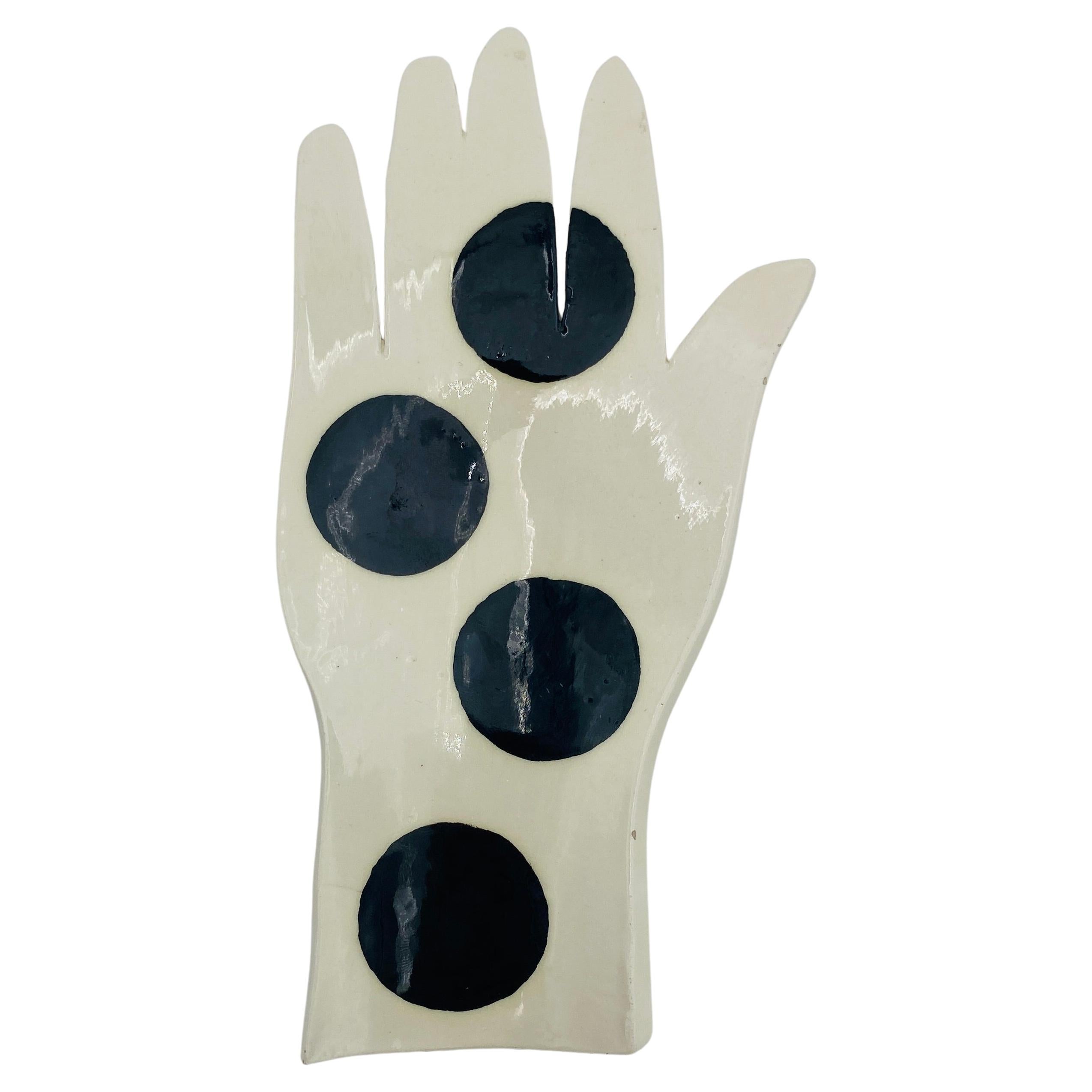 Il s'agit d'un plat à bijoux post-moderne en céramique de style Memphis Milano signé Palmer. Il a été fabriqué en Italie dans les années 1980. Il s'agit d'un porte-bijoux polyvalent, parfait pour les bijoux ou le savon. Les motifs iconiques rouge,