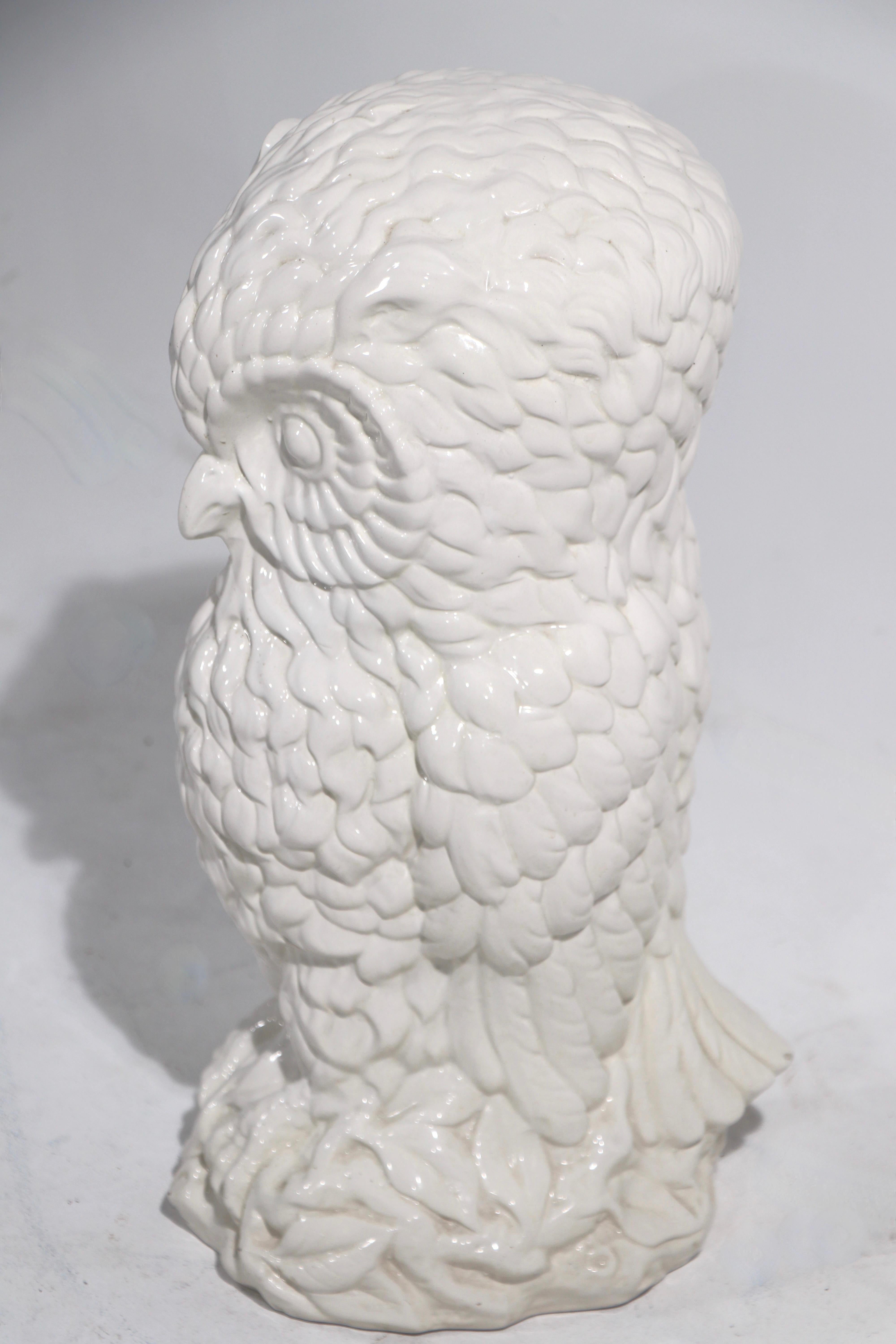 Attraktive Eule aus Keramik, weiß auf weiß, mit der Aufschrift Made in Italy A 66. Dieses Exemplar befindet sich in einem sehr guten Originalzustand und weist nur leichte Altersspuren auf, die normal und altersentsprechend sind.
