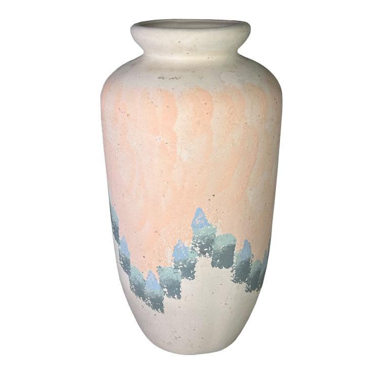 Un vaso alto in ceramica postmoderna dipinto a mano. Questo vaso decorativo sarà un tocco delizioso per un tavolo da colazione, un tavolino o una credenza. È realizzato in ceramica non smaltata e dipinto a mano con un motivo pastello a spugna del