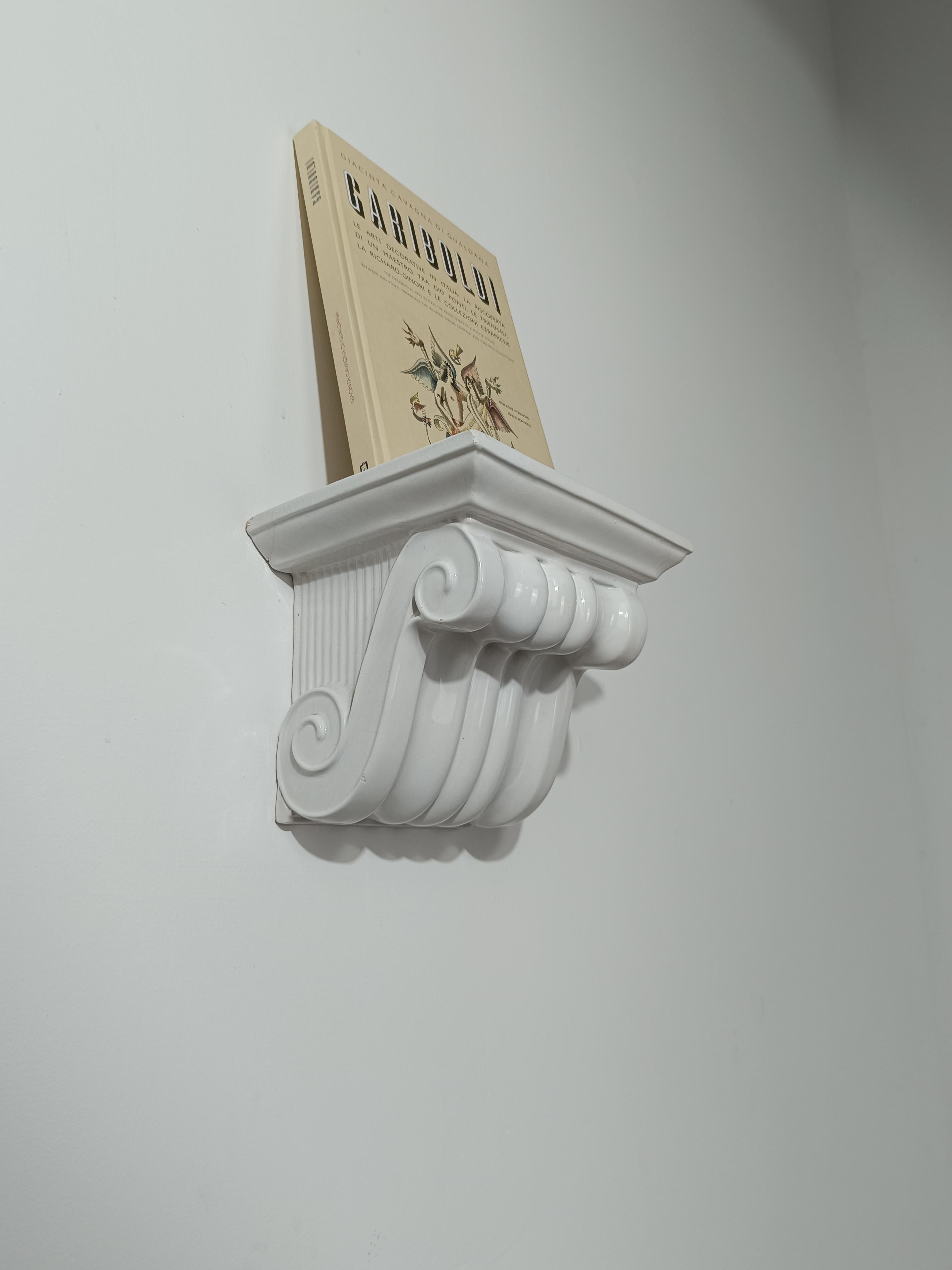 We offer for sale a shelf capable of recalling the ancient glories of Greek art in an informal dimension such as that of your apartment.
The 